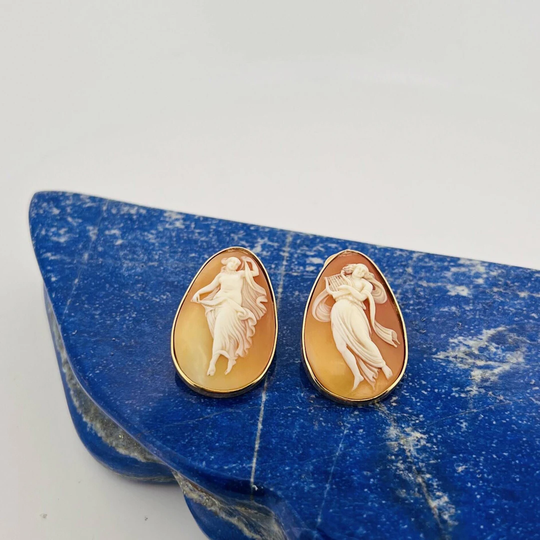 A pair of 18K yellow gold (750) ear clips, each adorned with - Lot 343