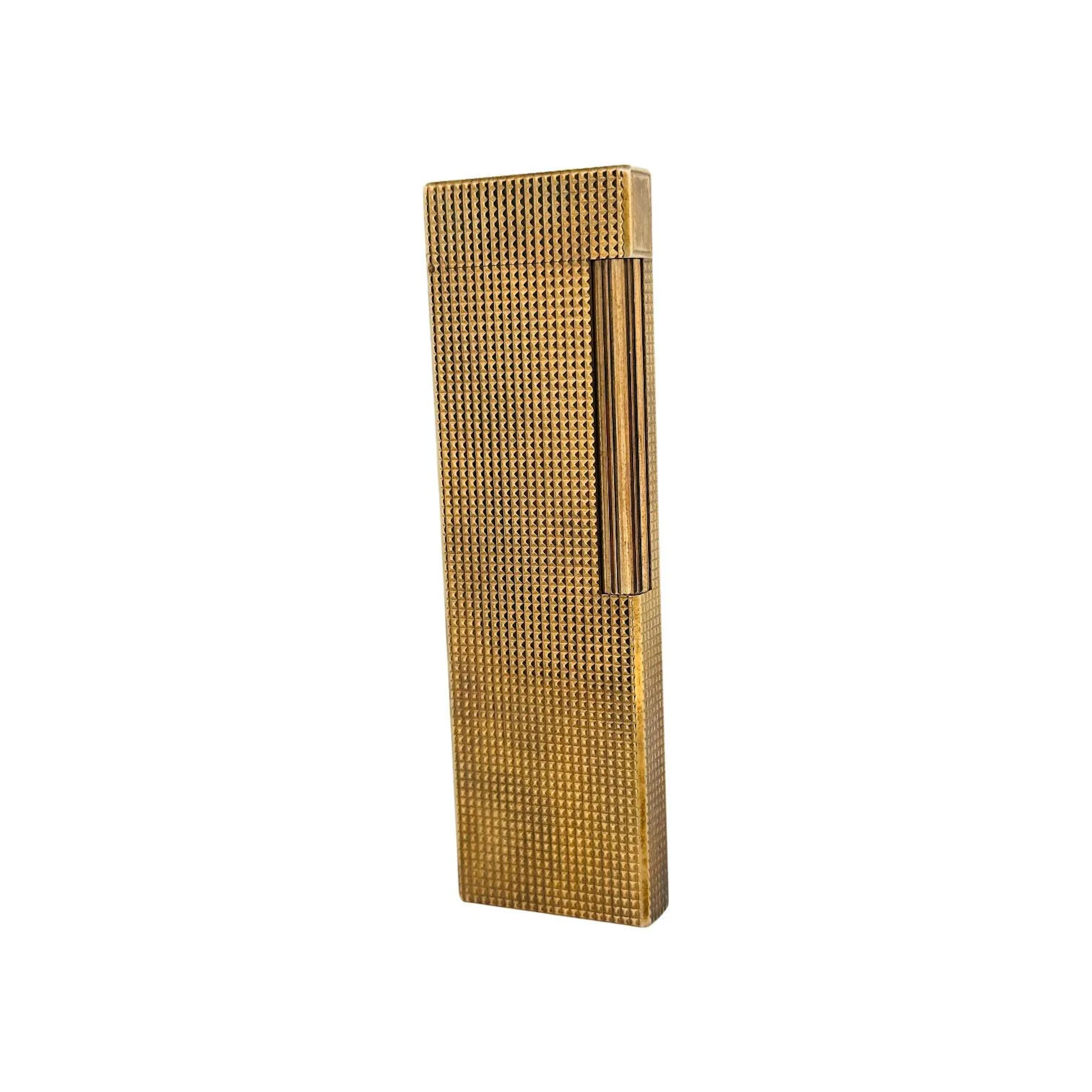 S.T. DUPONT Briquet de table modèle pointes de diamants en plaqué or ; numéroté 1K0296. 36 x 11 x 124 mm - Etat d'usage.