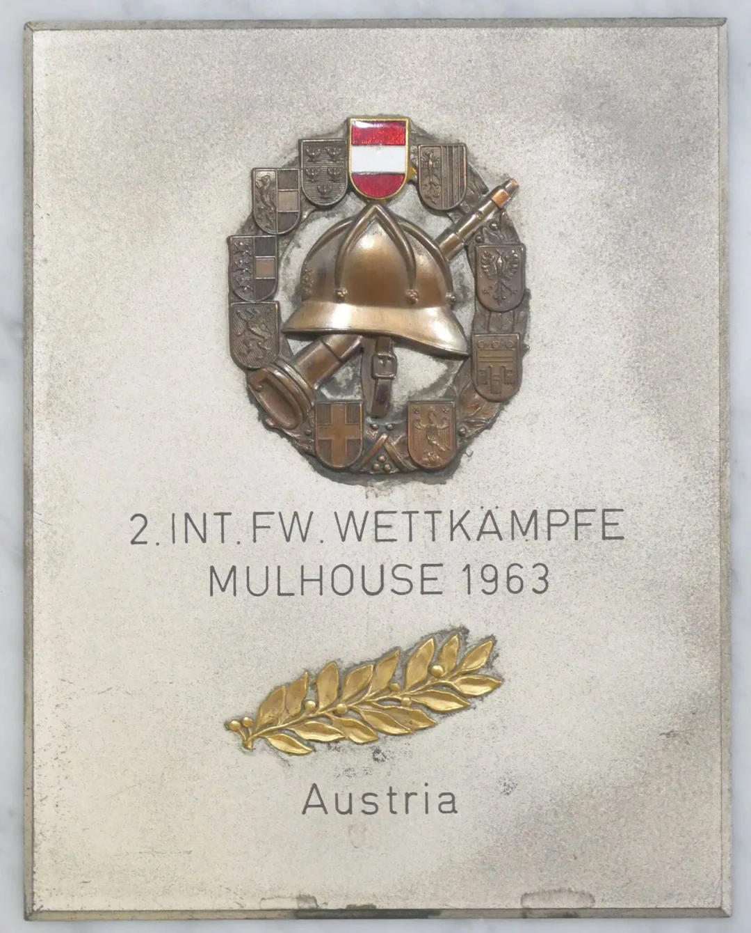 Partially enameled metal Austrian firefighter badge, mounted - Lot 43