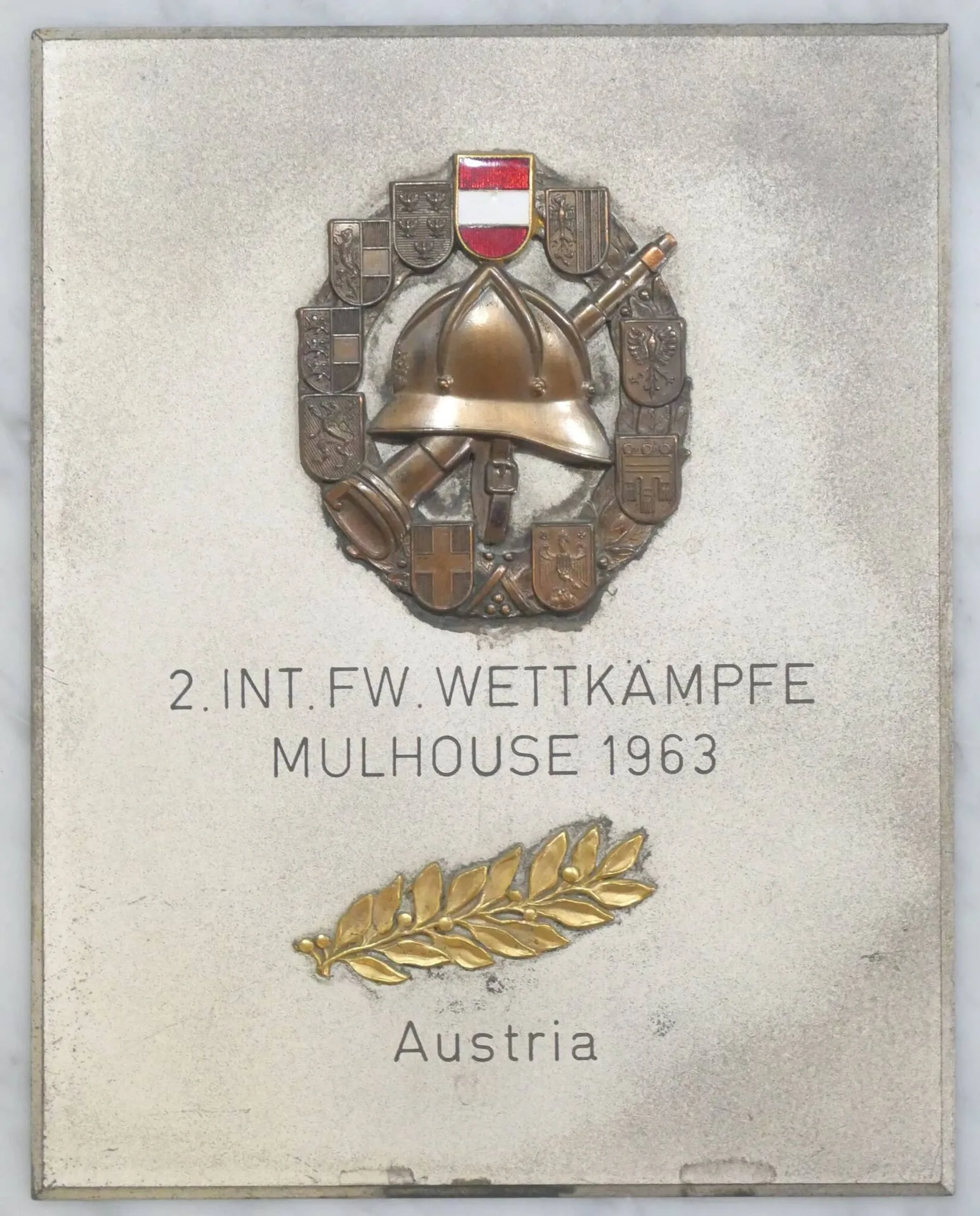 Partially enameled metal Austrian firefighter badge, mounted - Lot 43