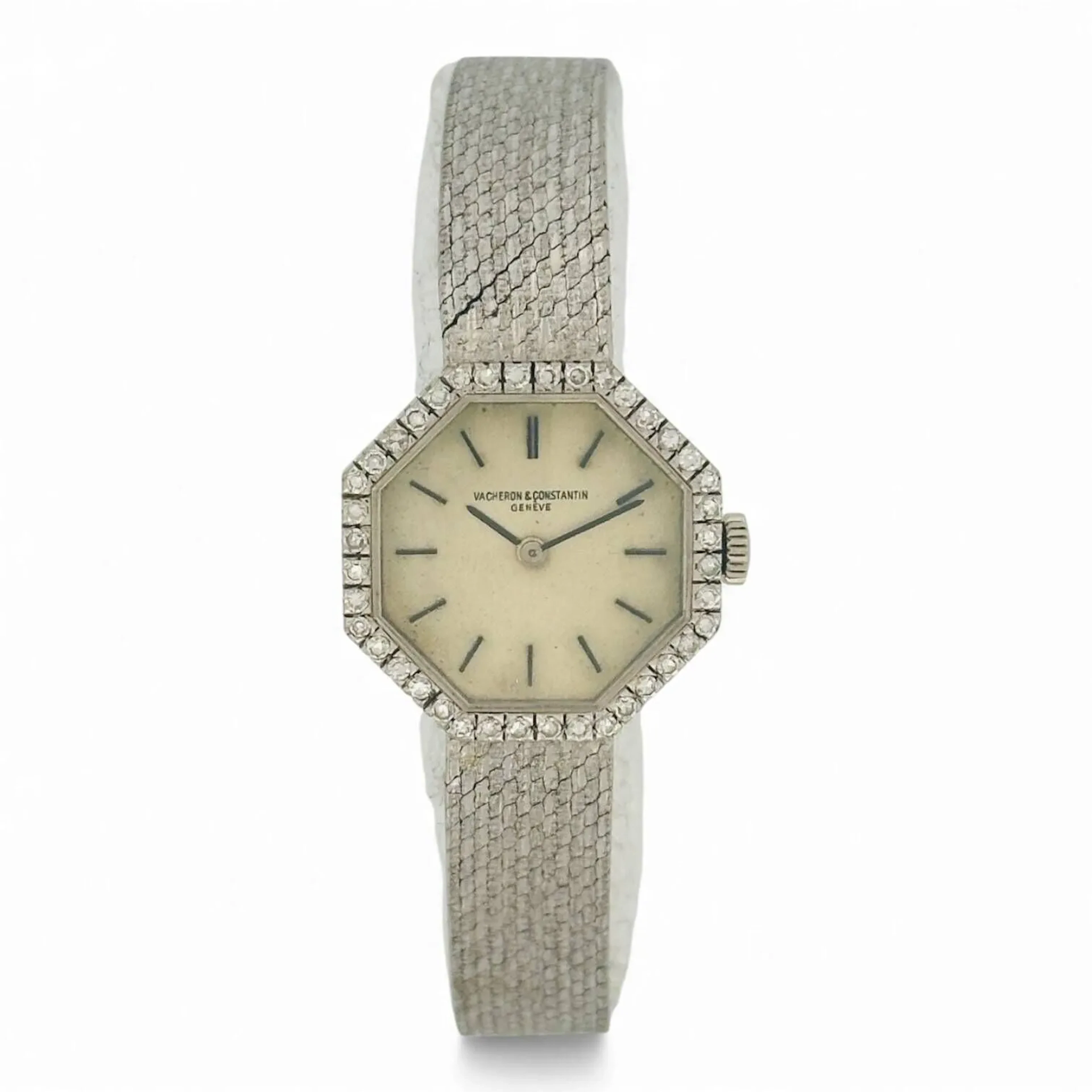 VACHERON CONSTANTIN Montre bracelet de dame de forme octogonale en or gris 18K (750 millièmes), cadran argenté, index en appliques argentées et noires, aiguilles fils argentées et noires. Lunette sertie de diamants taille brillant. Fond de boitier en or gris 18K (750 millièmes), à l’intérieur signé Vacheron & Constantin, poinçon de maître Cristofol, poinçon suisse Lynx d’importation. Mouvement mécanique à remontage manuel signé Vacheron & Constantin calibre K1060/B. Bracelet en or gris 18K (750 millièmes), fermeture à échelle signé Vacheron & Constantin, poinçon Gay Frères, notation 66 1. Montre fonctionnelle lors de l’expertise, sans garantie de fonctionnement futur et d’état des pièces. Rayures au boitier et au bracelet, léger voile d’oxydation au cadran. Travail suisse vers 1965 Poids brut 35 g Diamètre20 mm, longueur du bracelet entre 17 cm