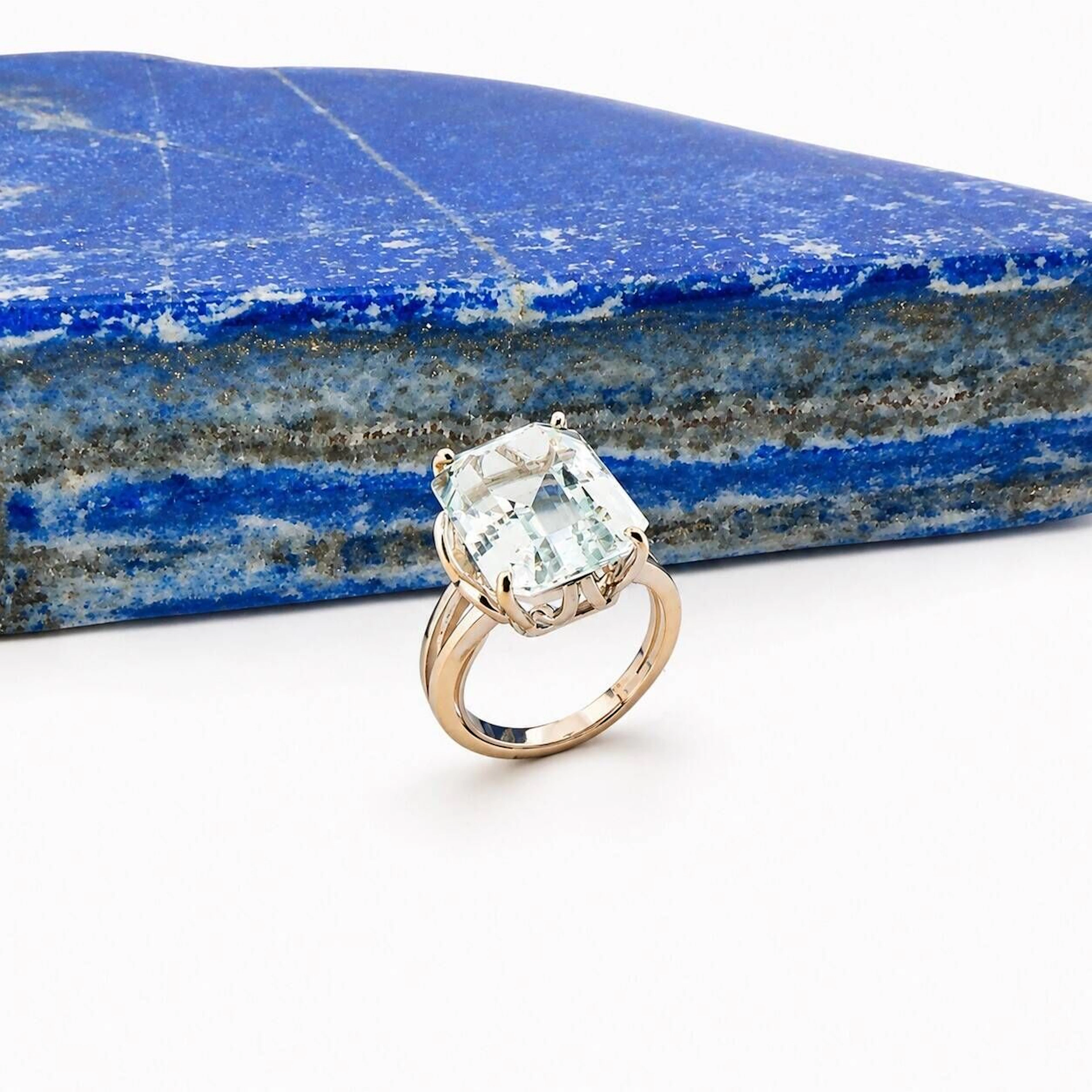 White gold (750) ring set with a step-cut aquamarine weighin - Lot 246
