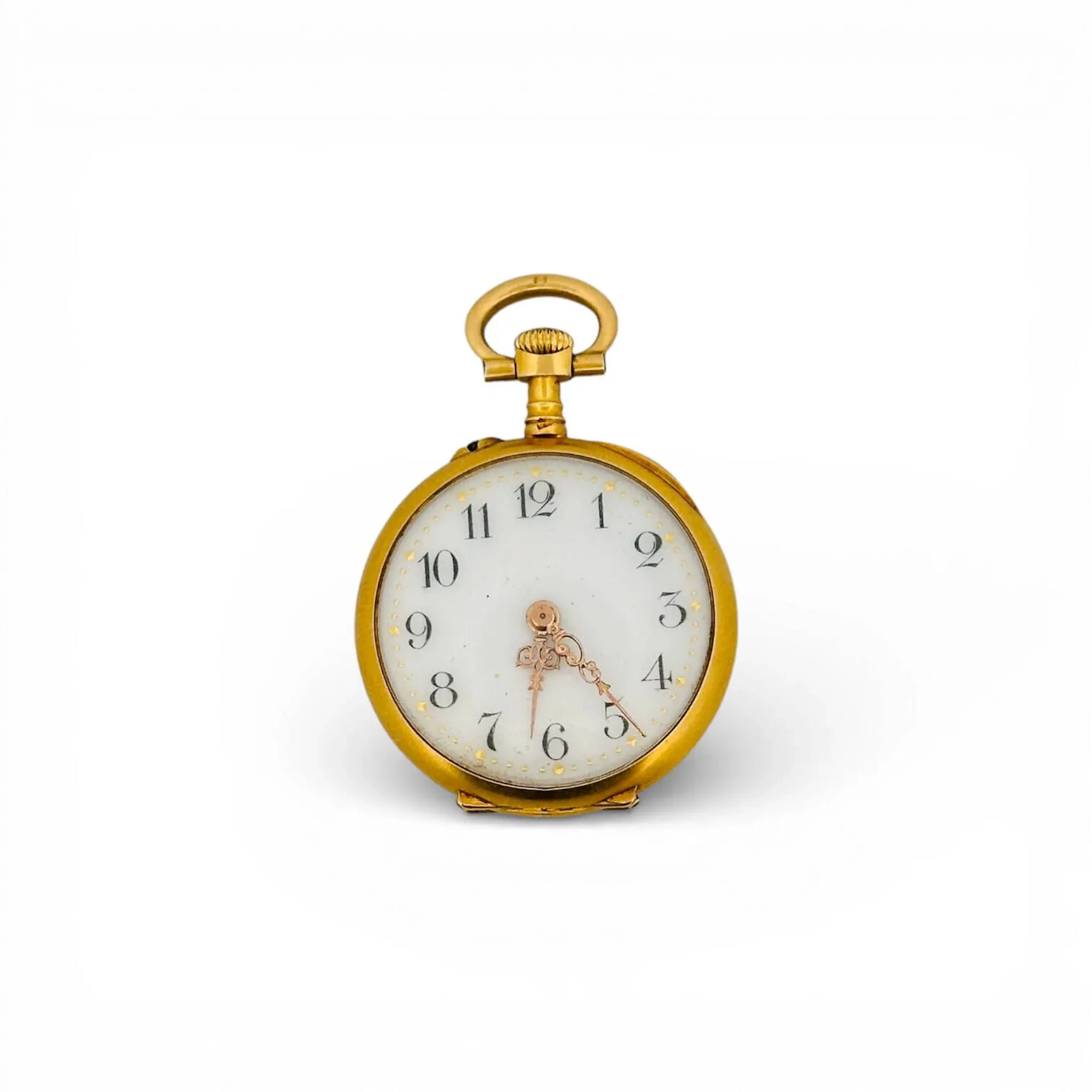 Montre de col en or jaune 18K (750 millièmes) Le cadran émaillé blanc et noir à chiffres arabes Le revers stylisant un motif végétal serti de 3 rubis et diamants (un manquant) XXeme siècle Diam : 23mm Poids brut : 17,32 g