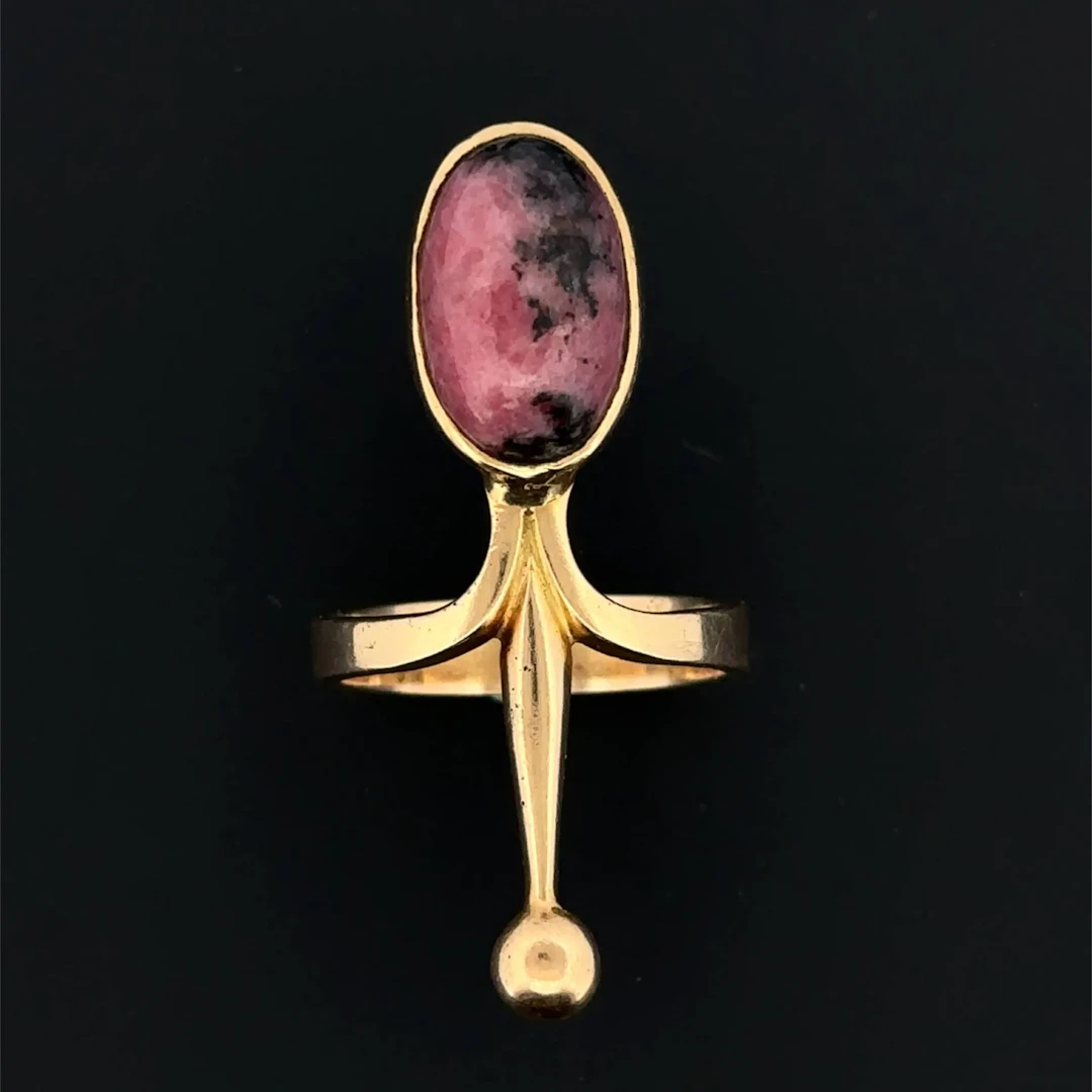 Rose gold (750) ring set with a rhodonite cabochon. Made in - Lot 183