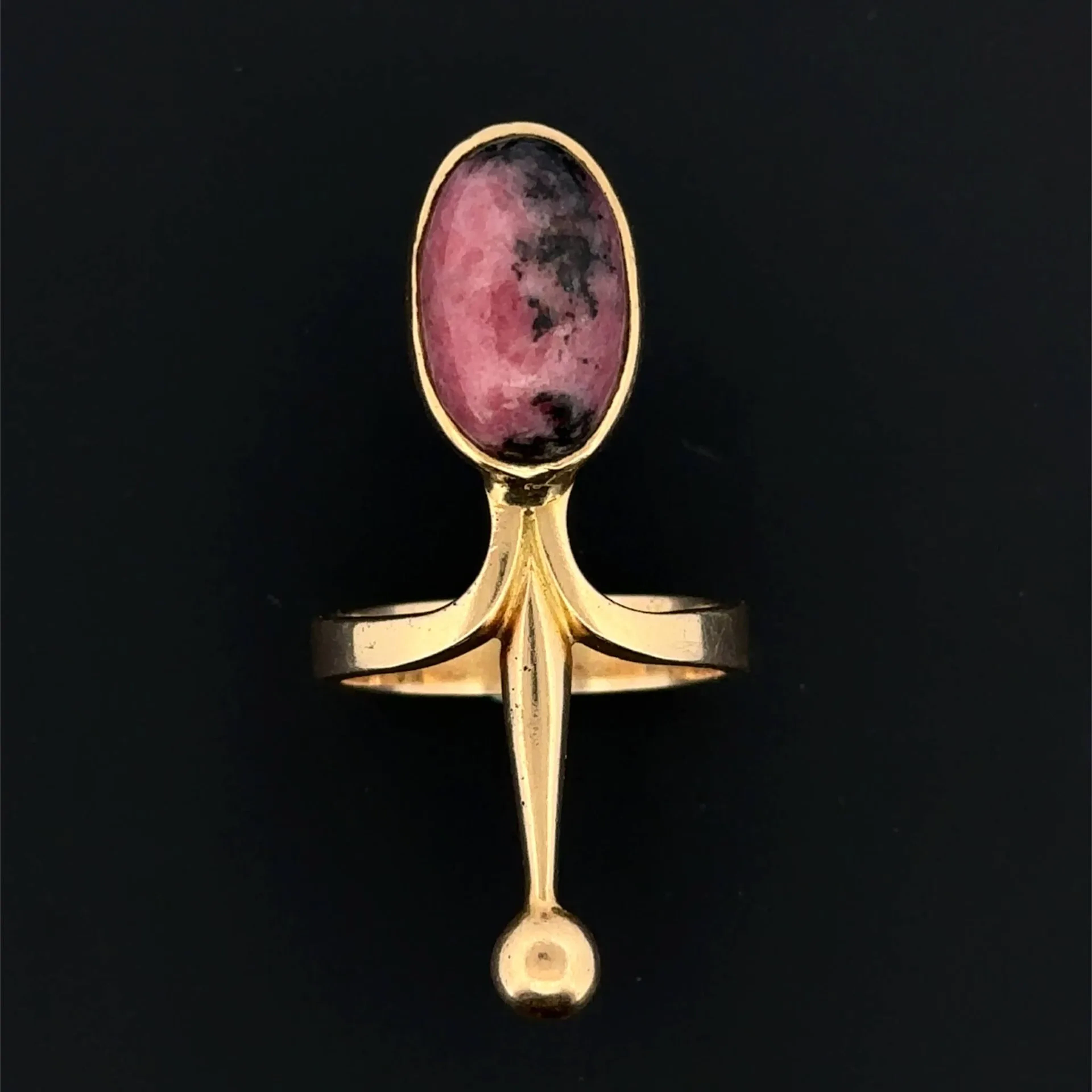 Rose gold (750) ring set with a rhodonite cabochon. Made in - Lot 183