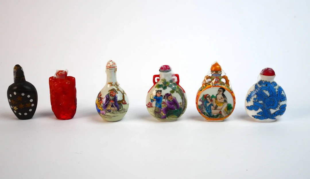 Set of 6 snuffboxes in various shapes, decorated with figure - Lot 207