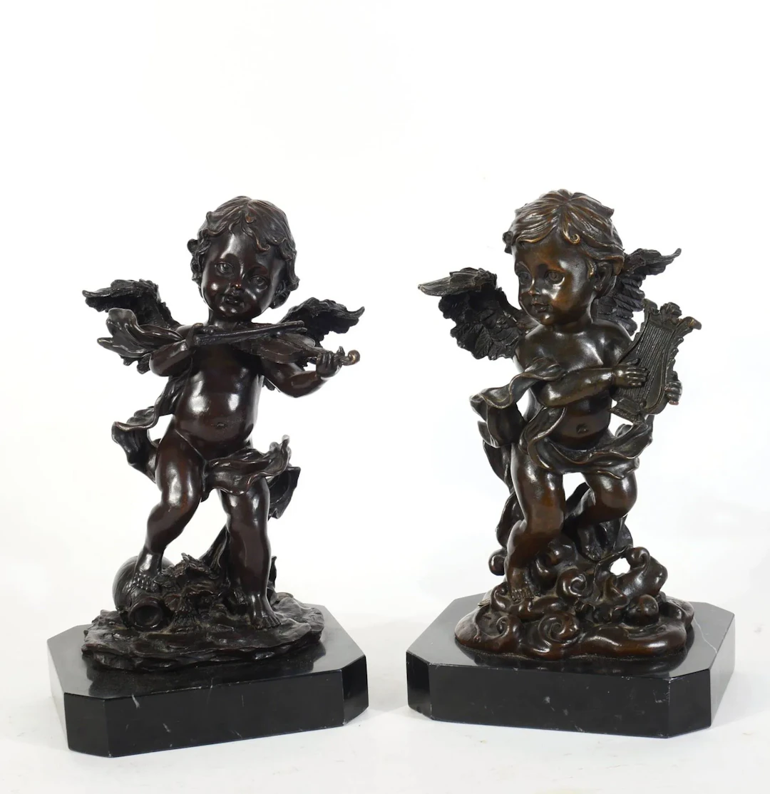 Musical cherubs playing the lyre and violin - Lot 322