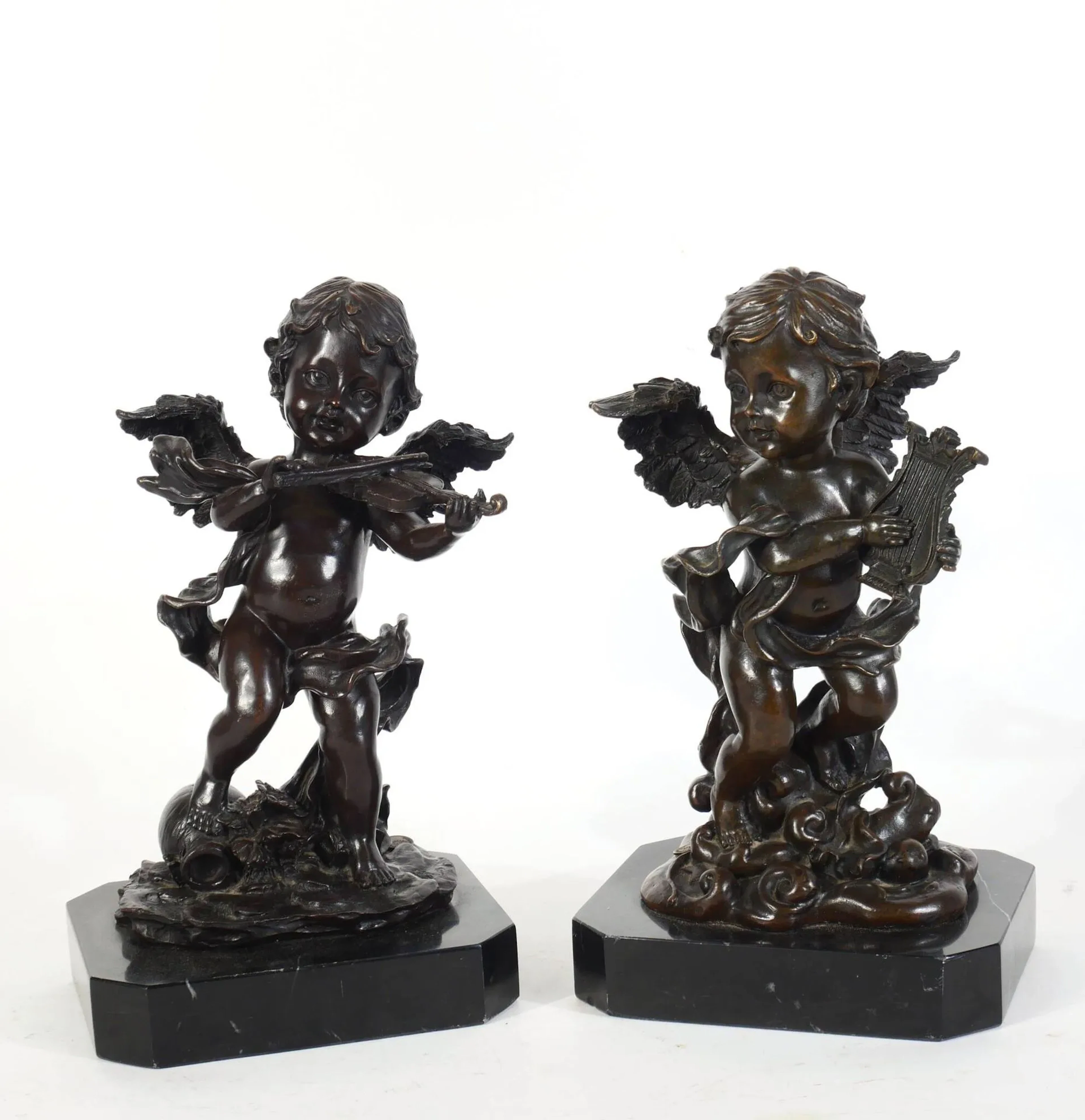 Musical cherubs playing the lyre and violin - Lot 322