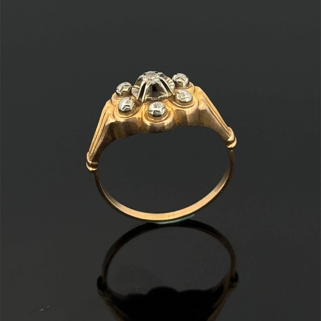 Yellow gold (750) "flower" ring with a fluted band, set with - Lot 226