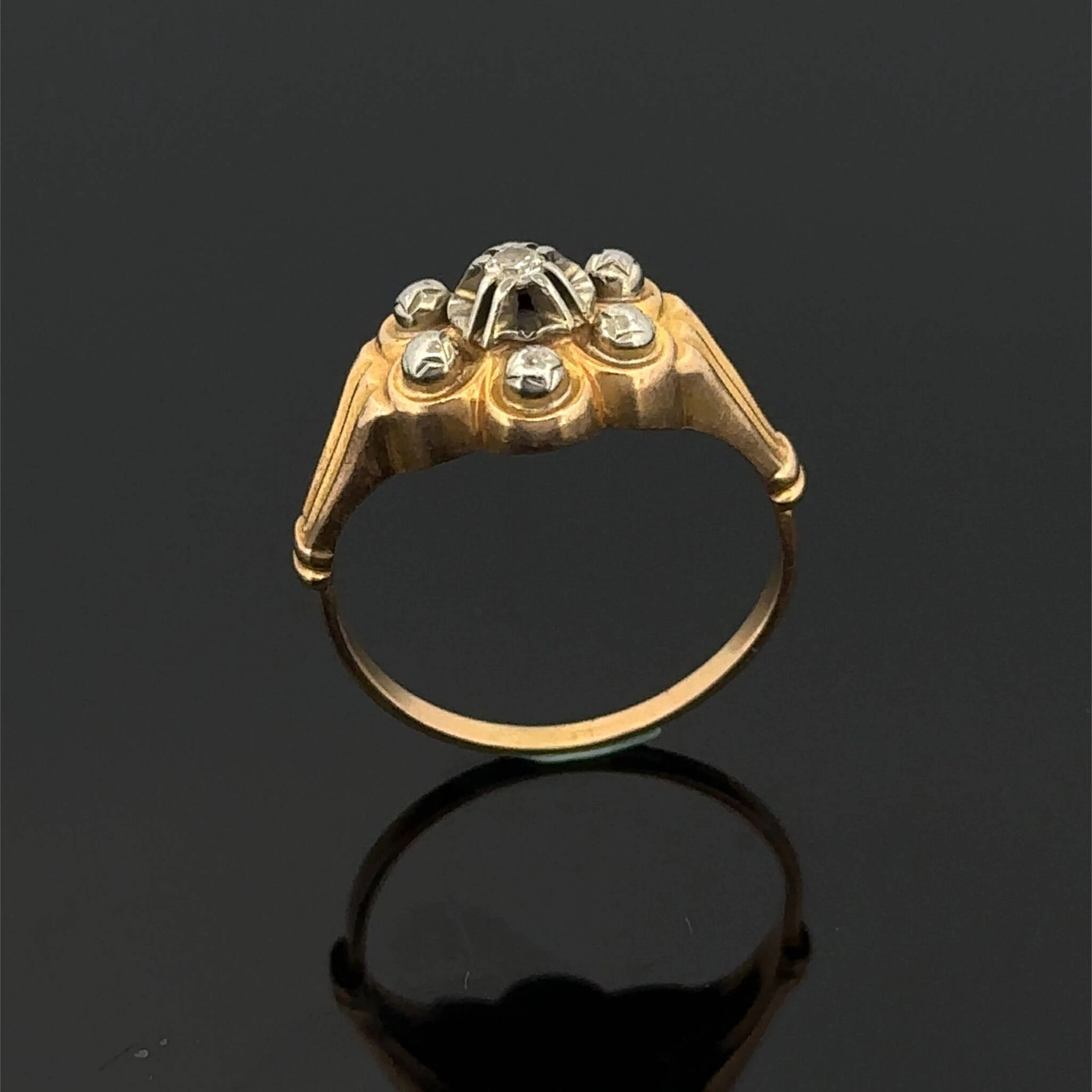 Yellow gold (750) "flower" ring with a fluted band, set with - Lot 226