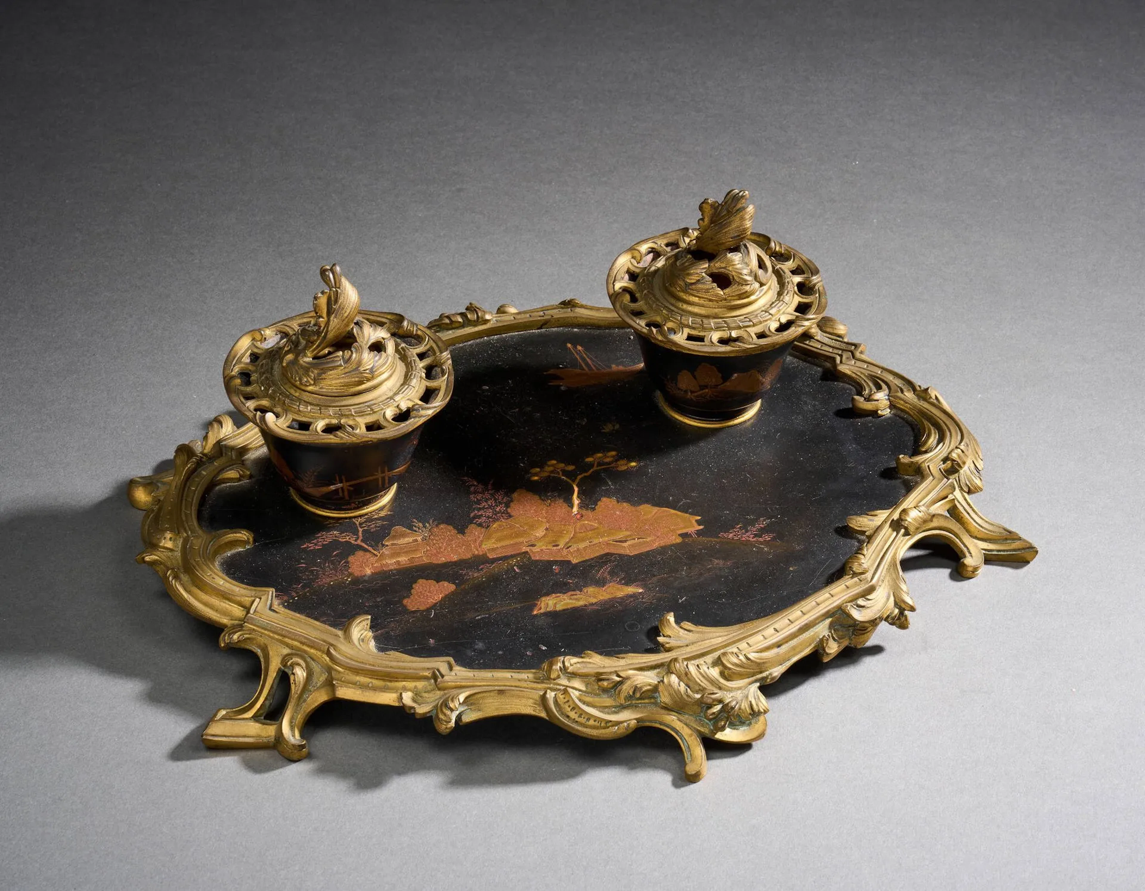 Louis XV style inkwell in gilt bronze and lacquer, of rocail - Lot 290
