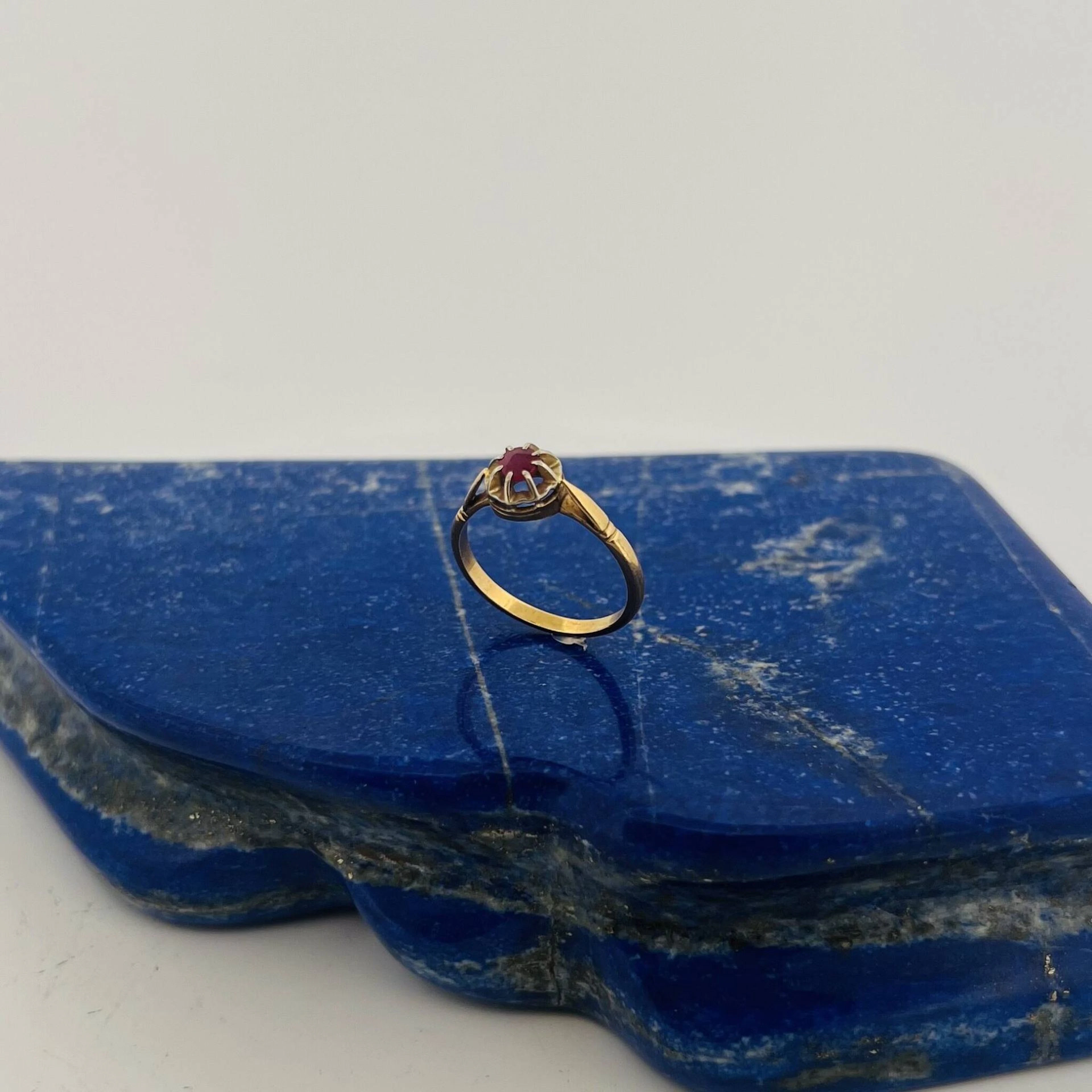Delicate yellow gold (750) ring set with a round ruby. - Lot 182