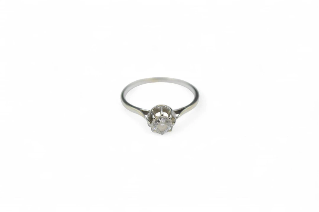 18K white gold (750) solitaire ring set with an old-cut diam - Lot 185
