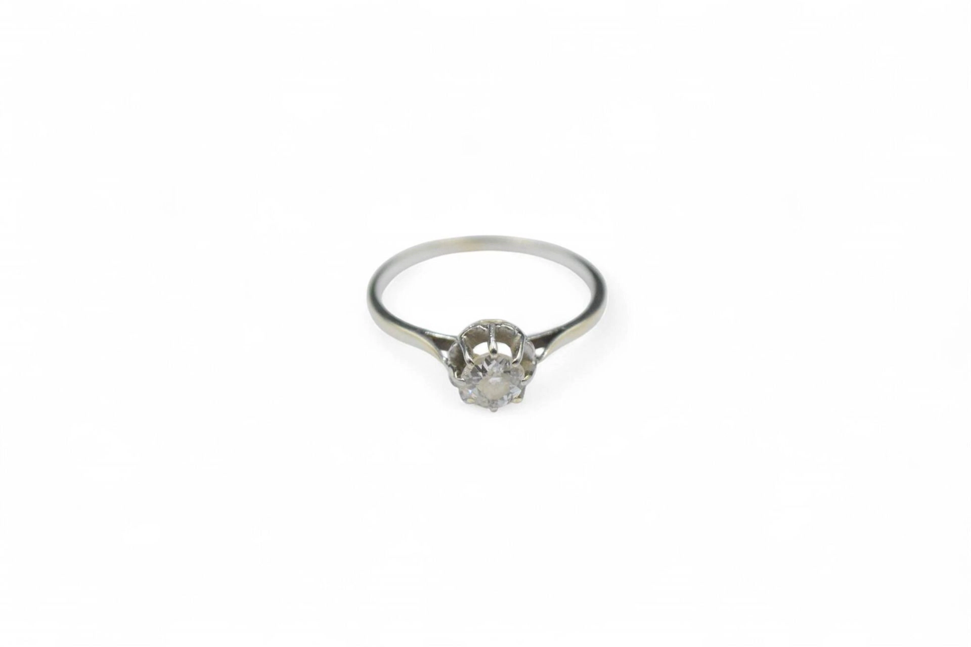 18K white gold (750) solitaire ring set with an old-cut diam - Lot 185