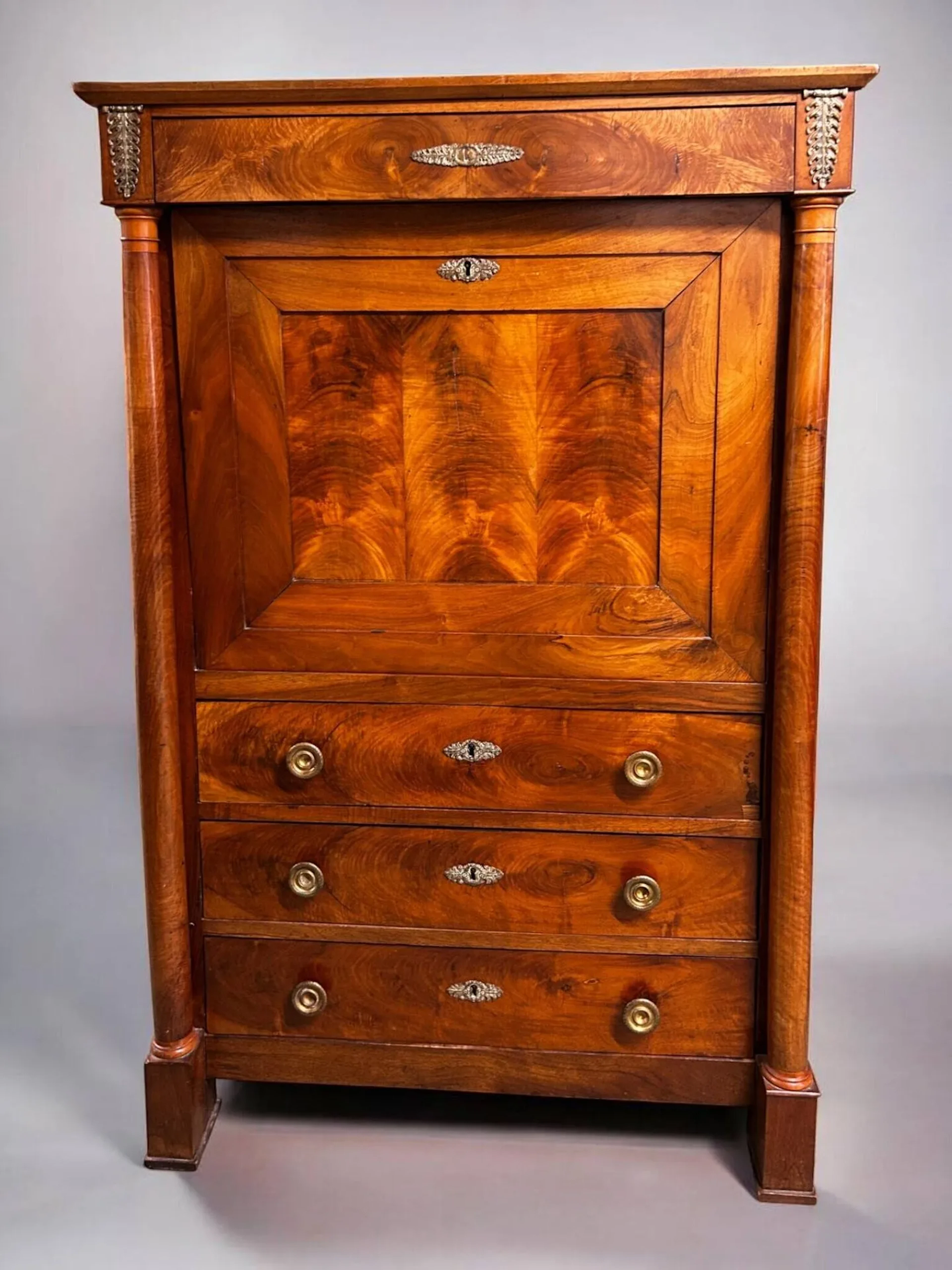 Rectangular desk in walnut and walnut veneer opening to 4 dr - Lot 246