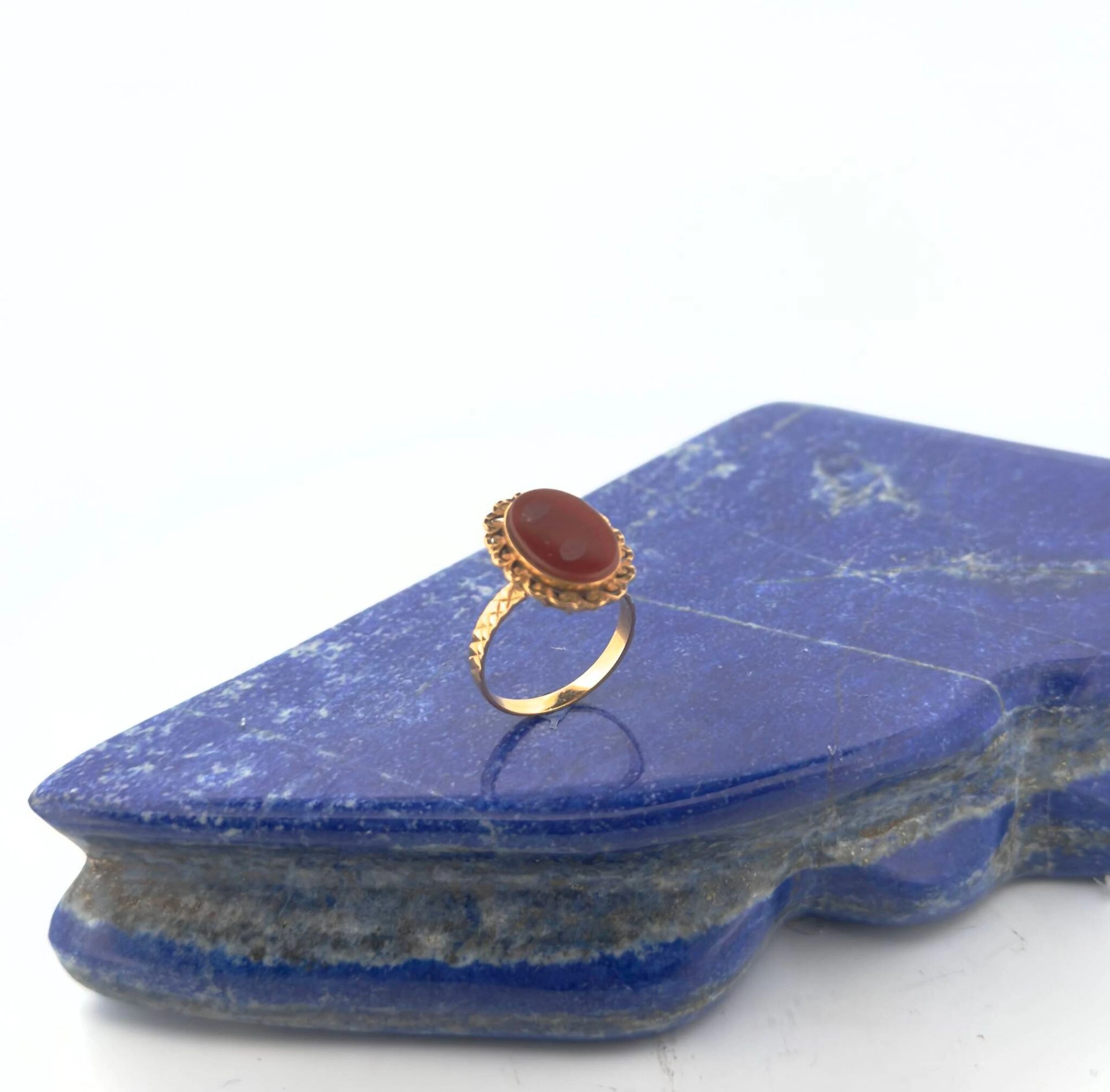 Bague en or jaune 18 k (750) sertie d'une plaque d'agate (usure). Poinçon tête d'aigle. Poids brut 3.60 g - Tour de doigt
