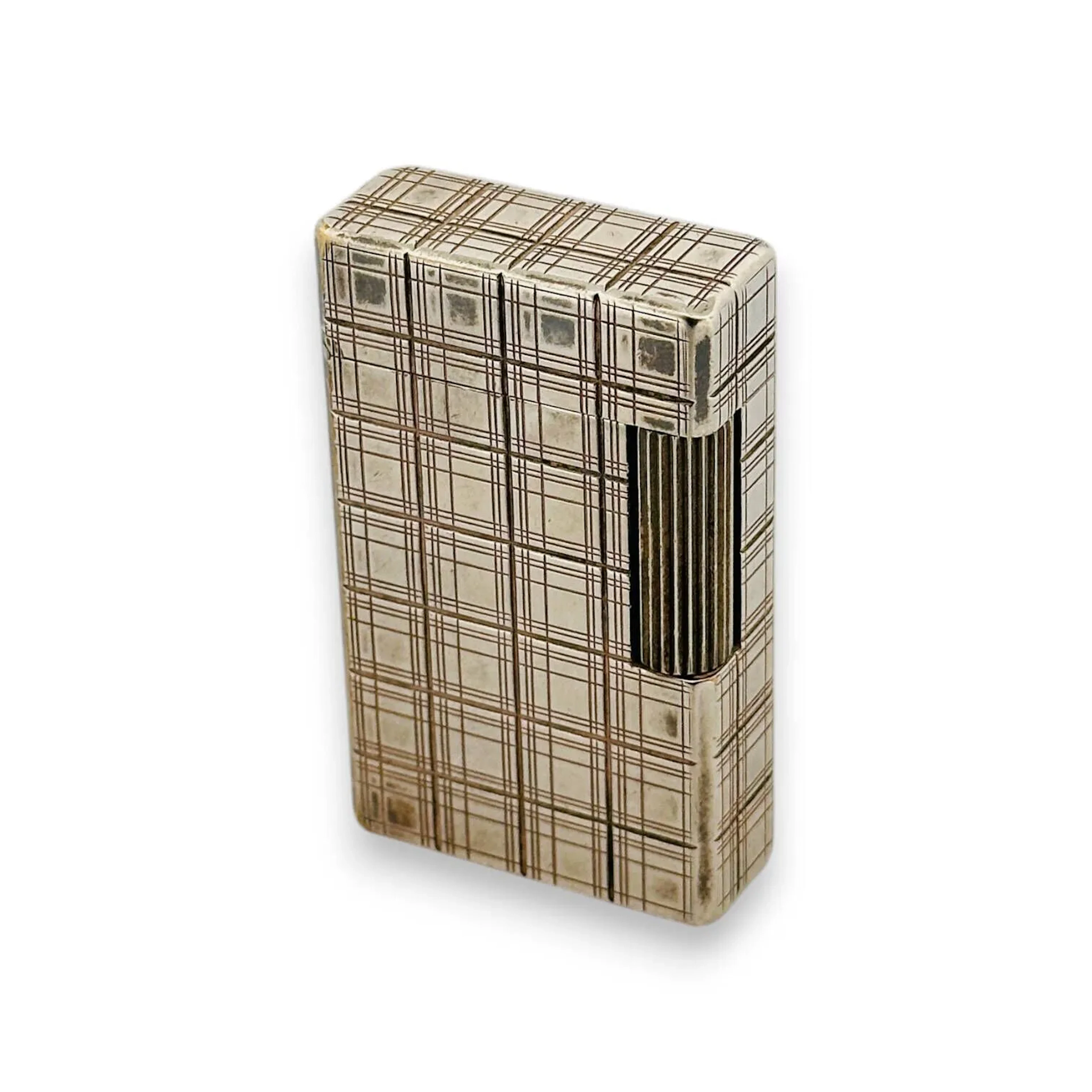 S.T.DUPONT pour HERMES Briquet de poche à gaz en métal argenté à motif Prince de Galles. Signé et numéroté. Dim. : 5.5 x 3.3 x 1.2 cm. Vendu en l'état.