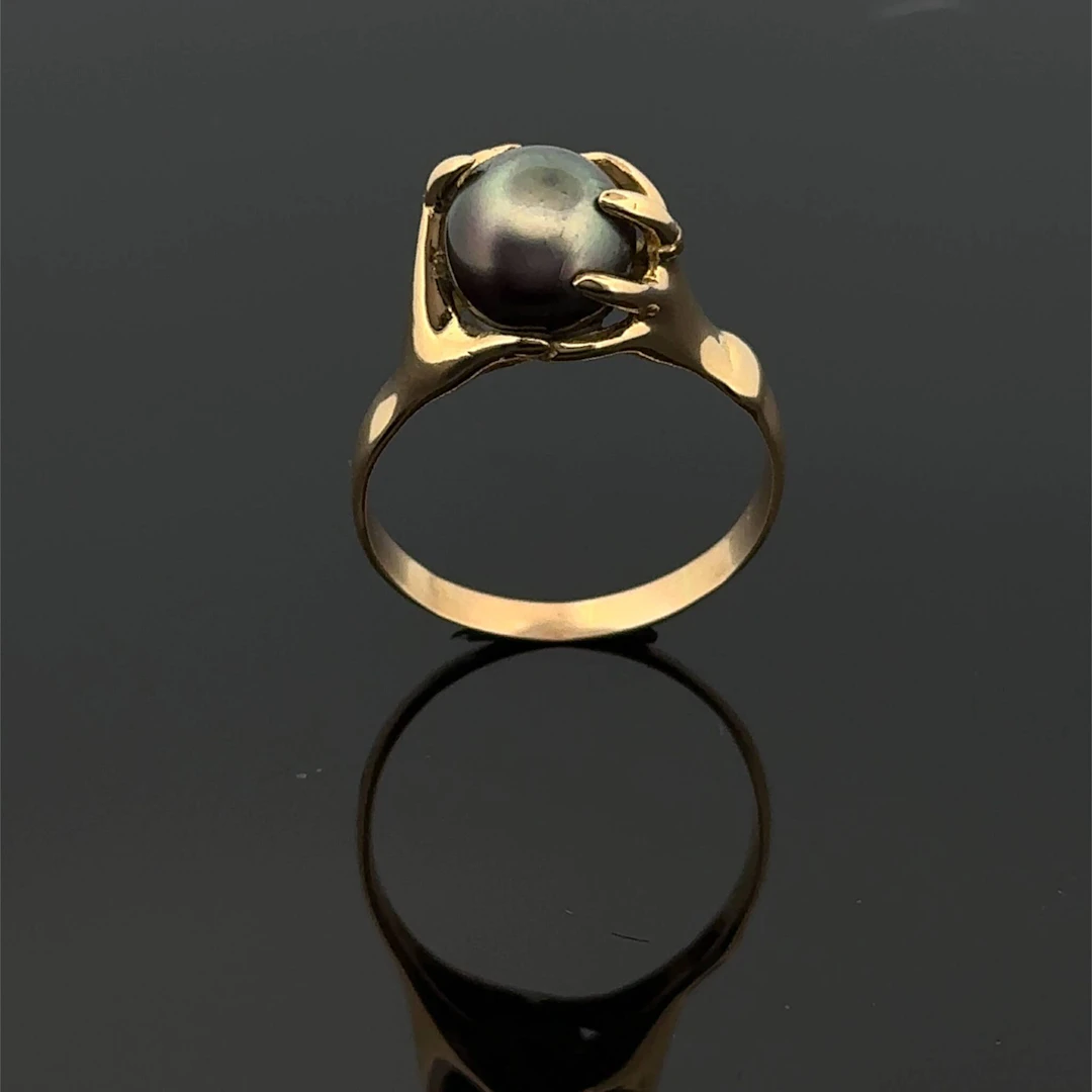 Yellow gold (750) "hands" ring featuring two hands holding a - Lot 289