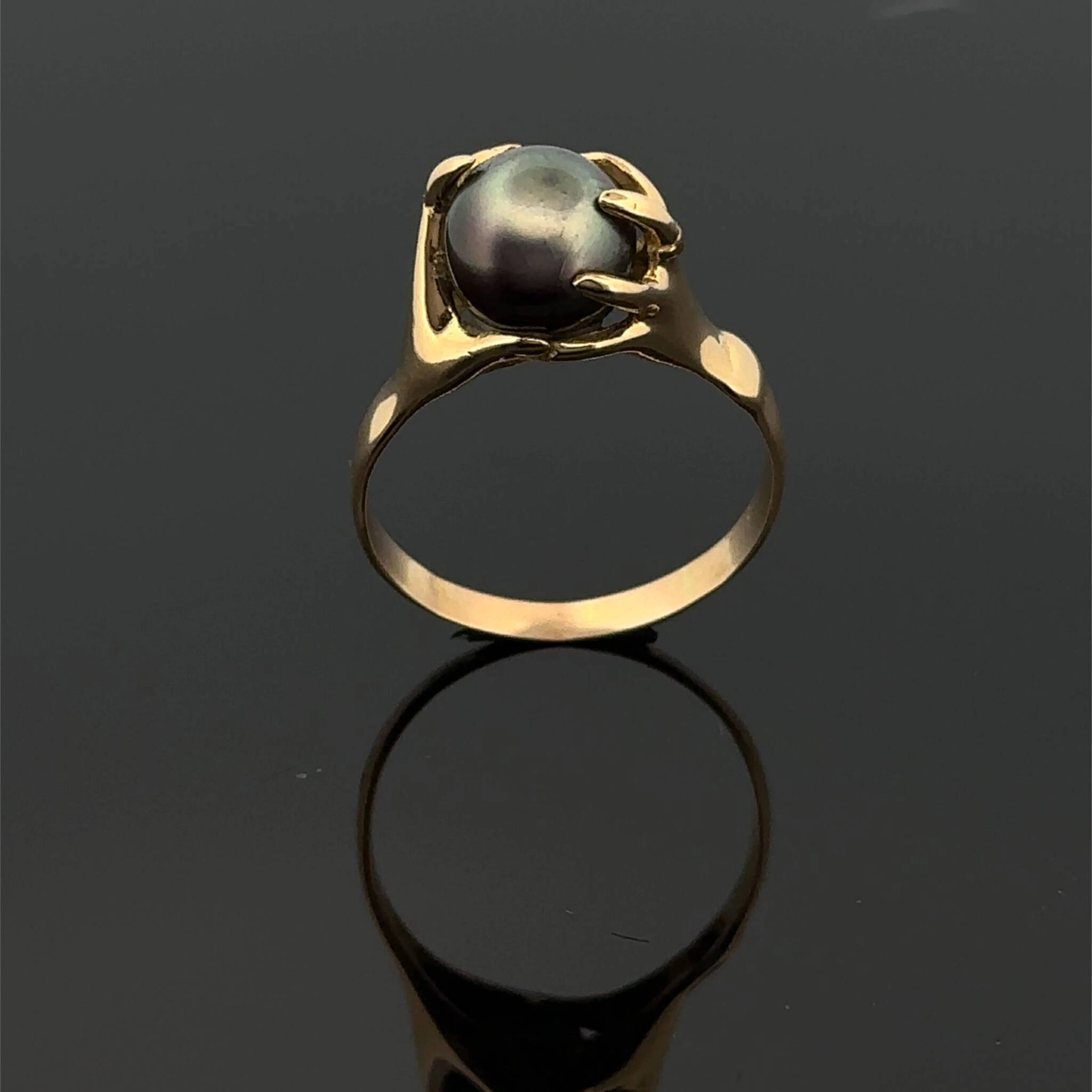 Yellow gold (750) "hands" ring featuring two hands holding a - Lot 289