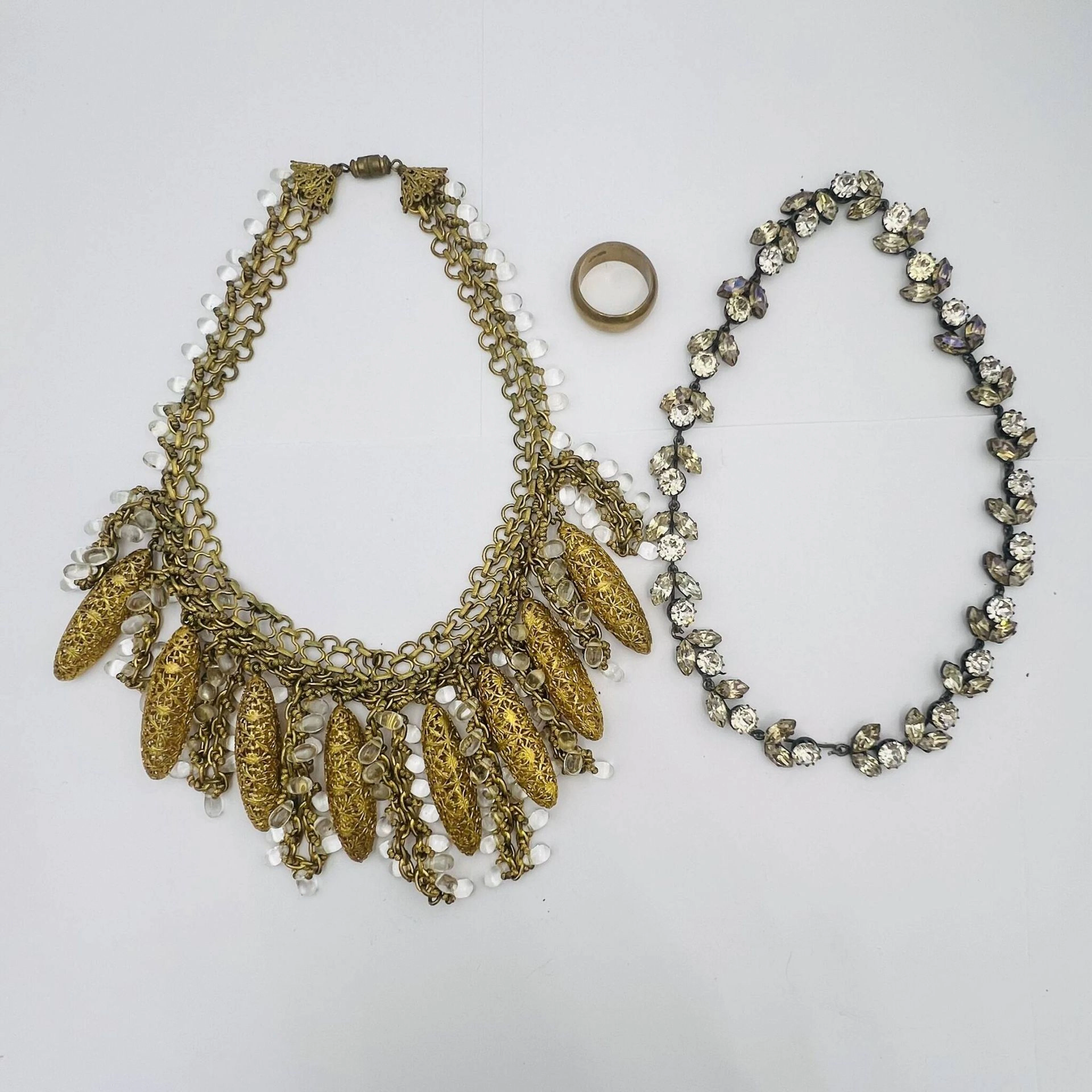 A set of costume jewelry consisting of two necklaces and a m - Lot 371