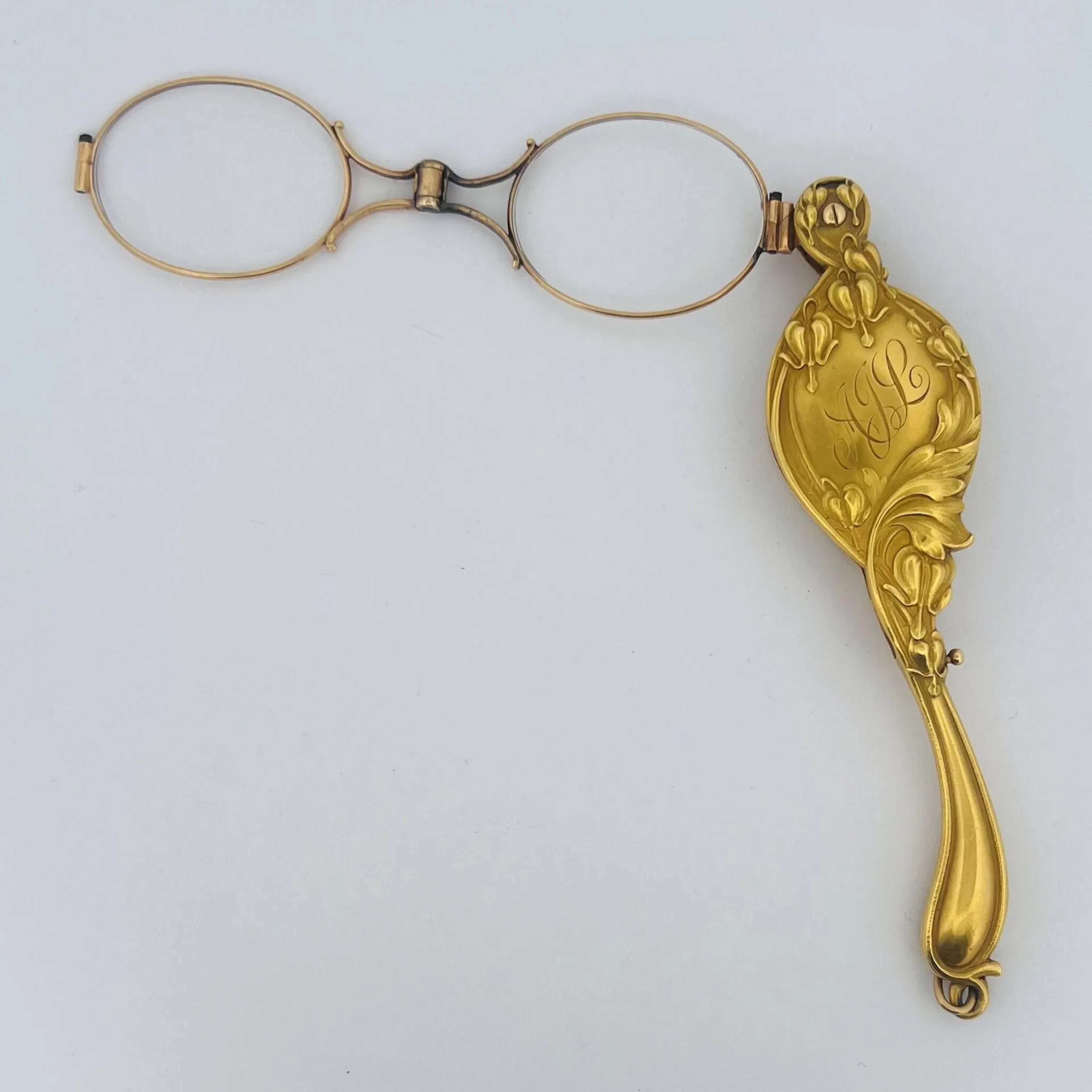 A yellow gold (750) hand-shaped pendant with fuchsia decorat - Lot 236