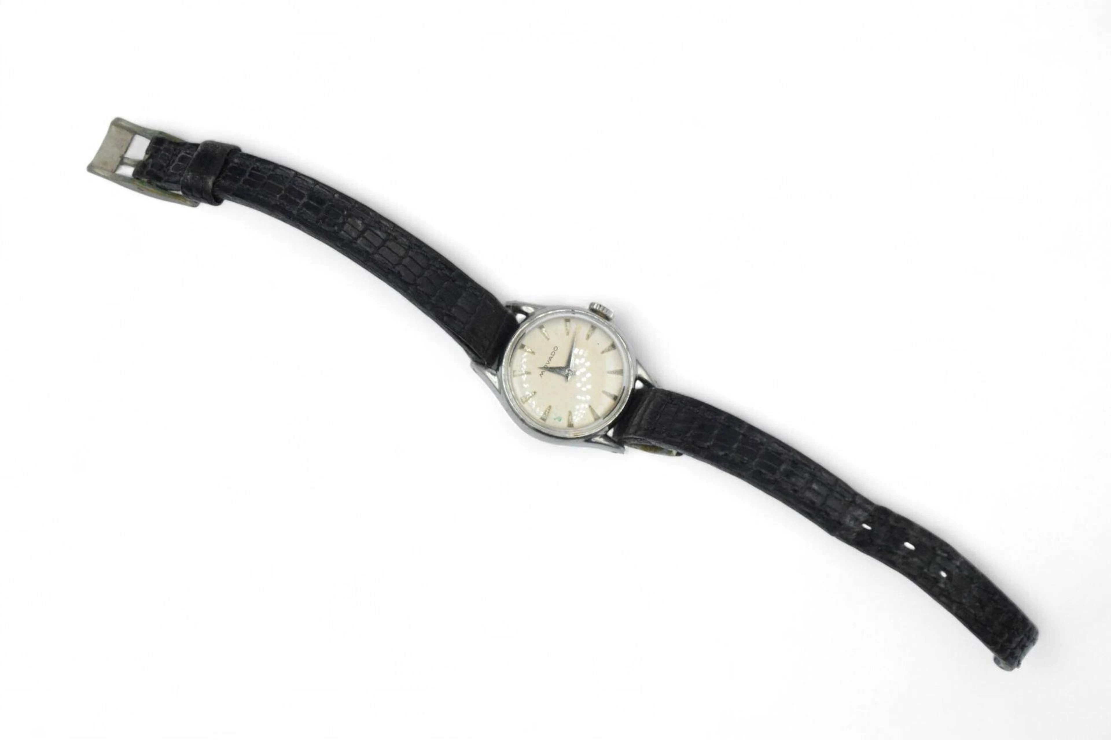 MOVADO Montre bracelet pour dame en acier, cadran blanc cassé, index plots formnt les heures, mouvement mécanique à remontage manuel, bracelet apocryphe en cuir à boucle ardillon (accident et usures) Diam : 20 mm
