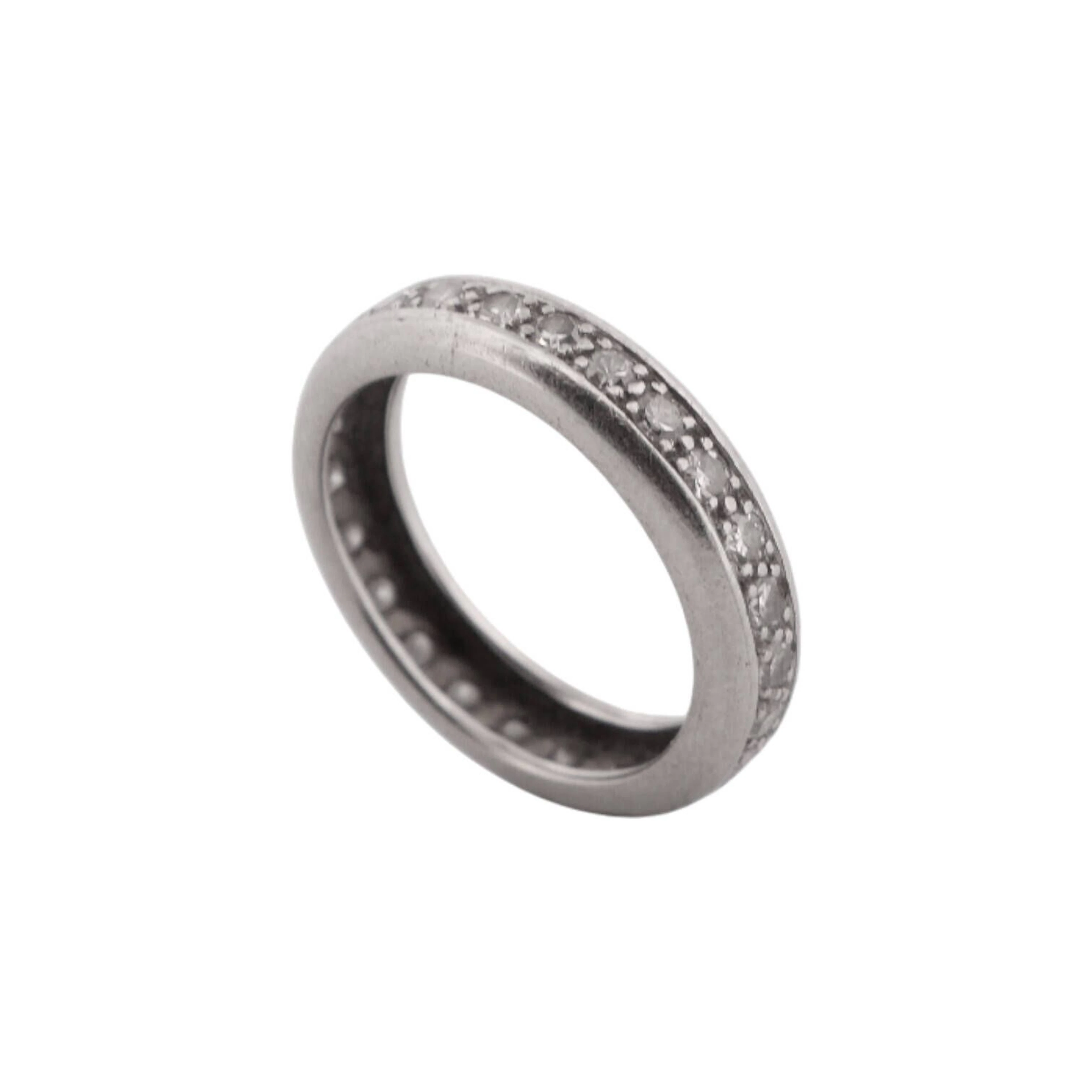 Alliance américaine en platine (850) sertie de diamants rond de taille moderne. Tour de doigt : 54.5 - Poids brut : 5.76 g.