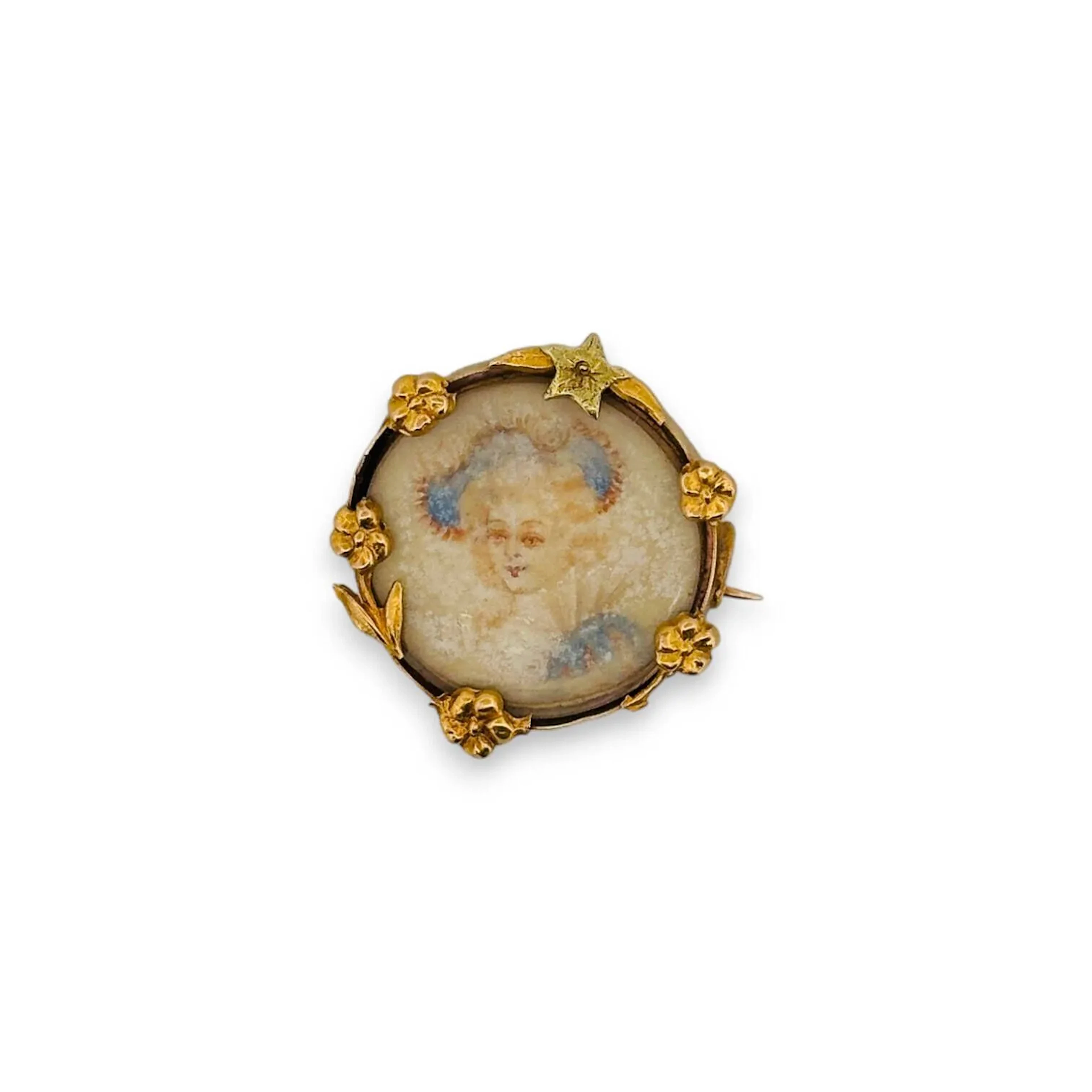 Petite broche ronde, la monture en or jaune 18k (750) à décor floral, une miniature sur nacre figurant un buste de femme. Poinçon tête d'aigle. Début XXème siècle. Poids brut 2.50 g - Diam. 20 mm