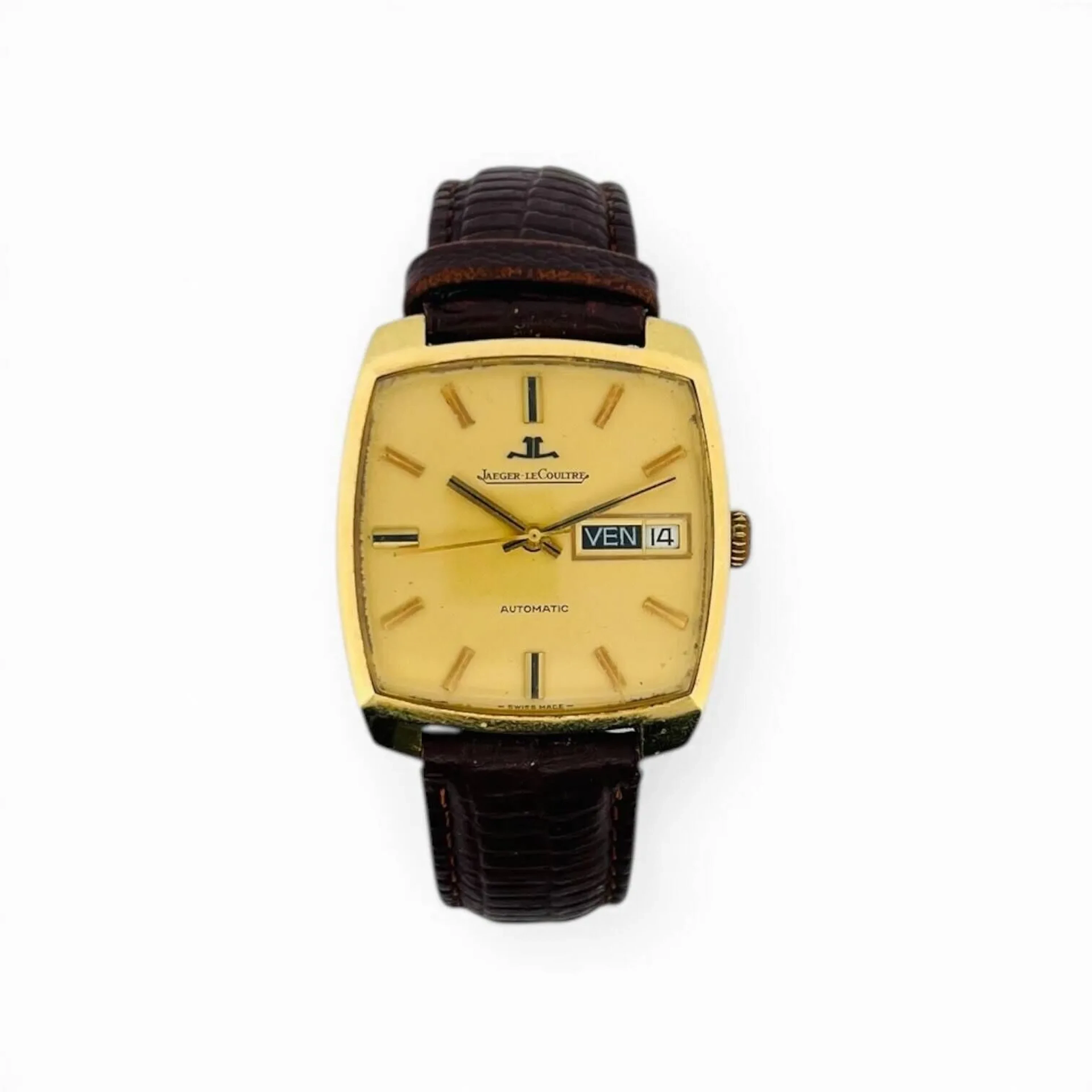 JAEGER-LECOULTRE Montre-bracelet en or 18K (750 millièmes), cadran doré, index des heures en appliques dorées, aiguilles bâtons dorées avec filet noir, jour et date à trois heures. Fond clipé en or 18K (750 millièmes) numéroté 1288586/0300801, poinçon importateur Edmond Jaeger, à l’intérieur LeCoultre Co, fabrication Pierre-A. Nardin (poinçon tête de marteau 143). Mouvement mécanique à remontage automatique signé LeCoultre Co, base AS 1916. Bracelet en cuir marron, boucle ardillon en métal doré. Montre fonctionnelle lors de l’expertise, sans garantie de fonctionnement futur et d’état des pièces. Rayures au boitier et au verre, légères marques au cadran, couronne non originale, l’originale étant fournie à restaurer. Vers 1970 Poids brut 39 g Dimensions 31 x 35 mm Expertise : Nicolas Amsellem
