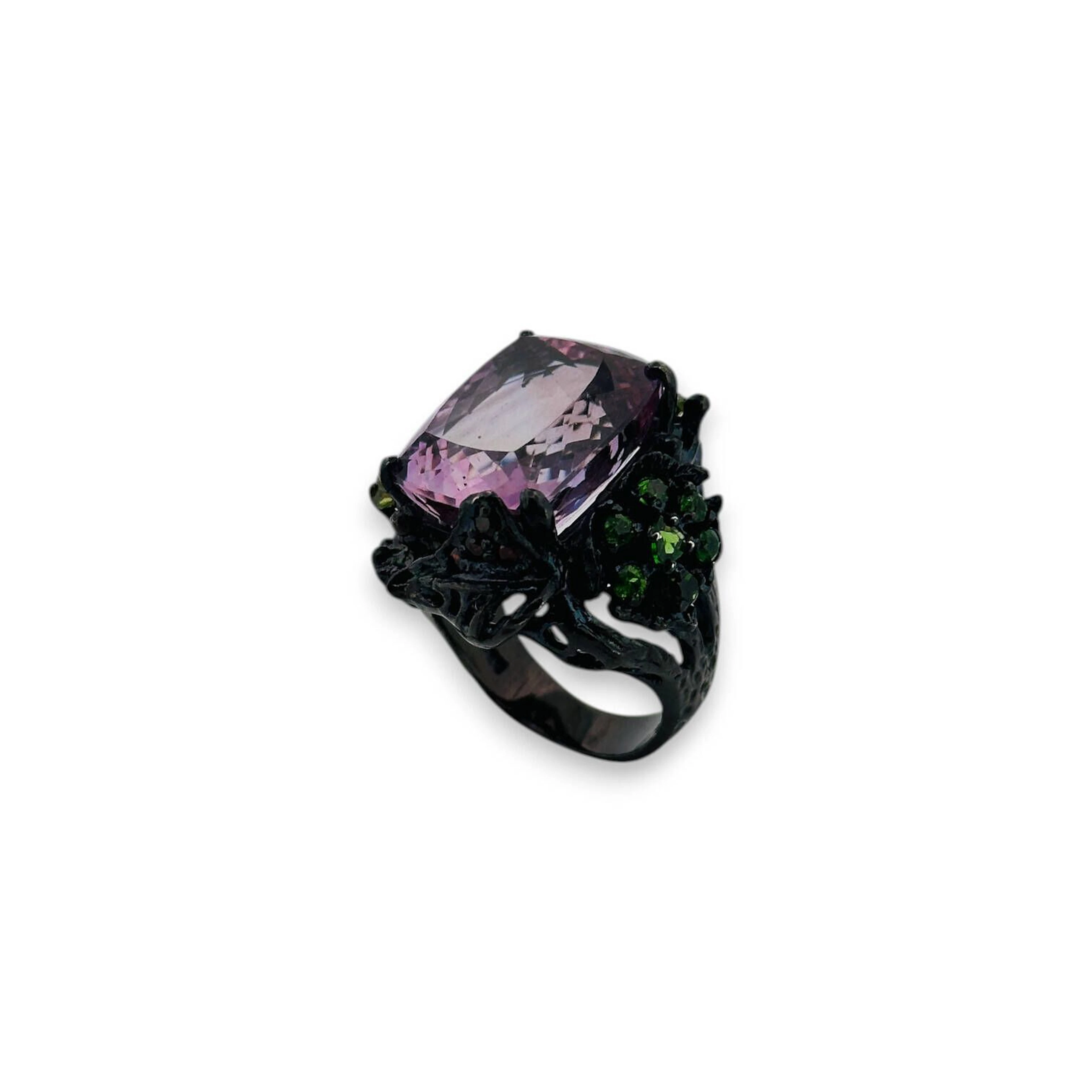 A large, openwork blackened silver (950) ring with a floral - Lot 136