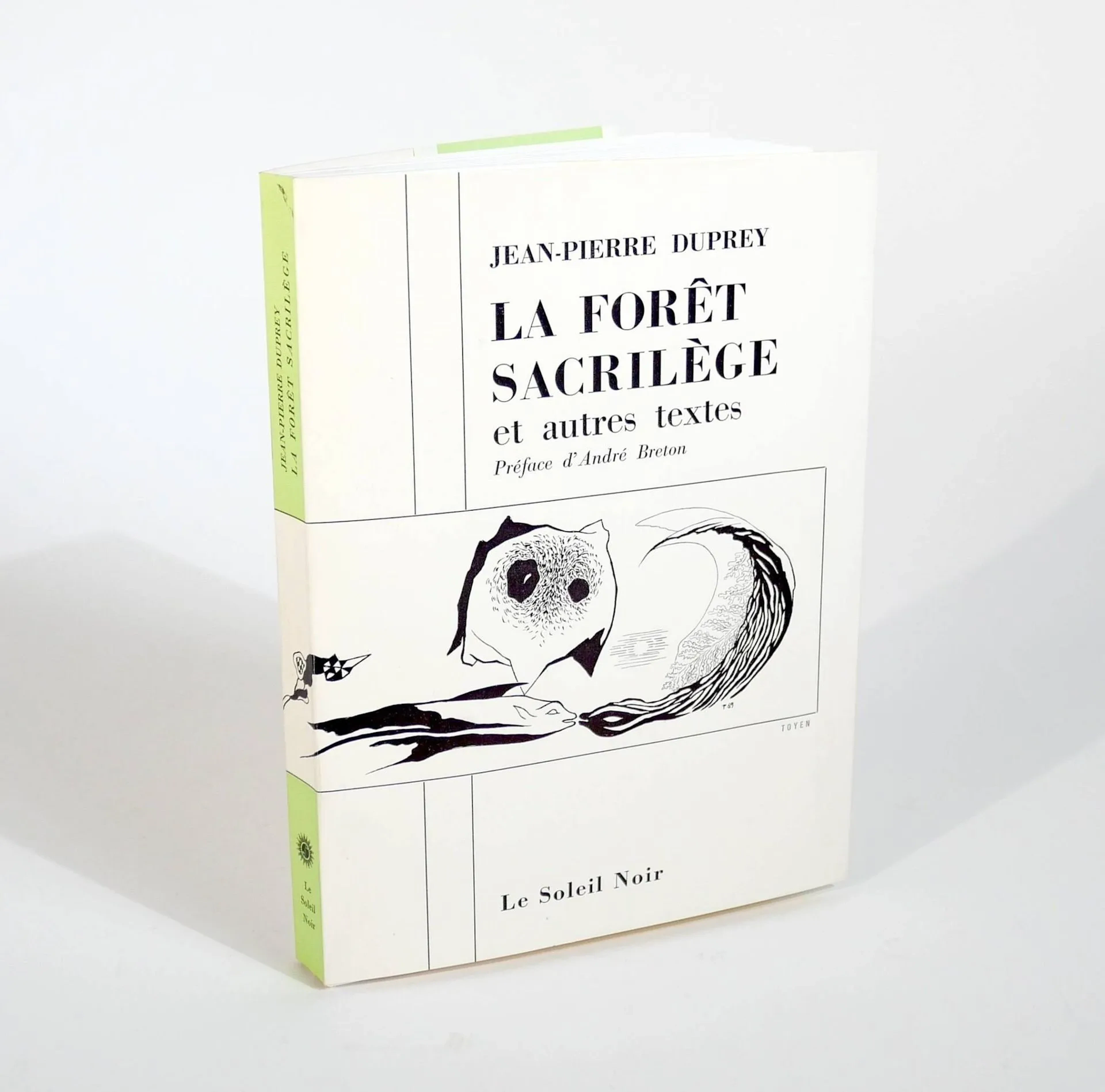 [TOYEN (Maria Cerminova, dit)]. DUPREY (Jean Pierre). La forêt sacrilège et autres textes. Paris, Le soleil noir, 1970. In-12 broché, édition illustrée d'après 6 compositions de Toyen. Préface d'André Breton. Tirage limité à 2749 exemplaires numérotés, clui-ci n°C46, un des 300 exemplaires sur Offset Sirène, inclus dans une sculpture de Toyen en polystyrène expansé, signée et justifiée par l'artiste au crayon. (léger début de fente en charnière intérieure du volume, incomplet de l'emboîtage devant abriter la sculpture)