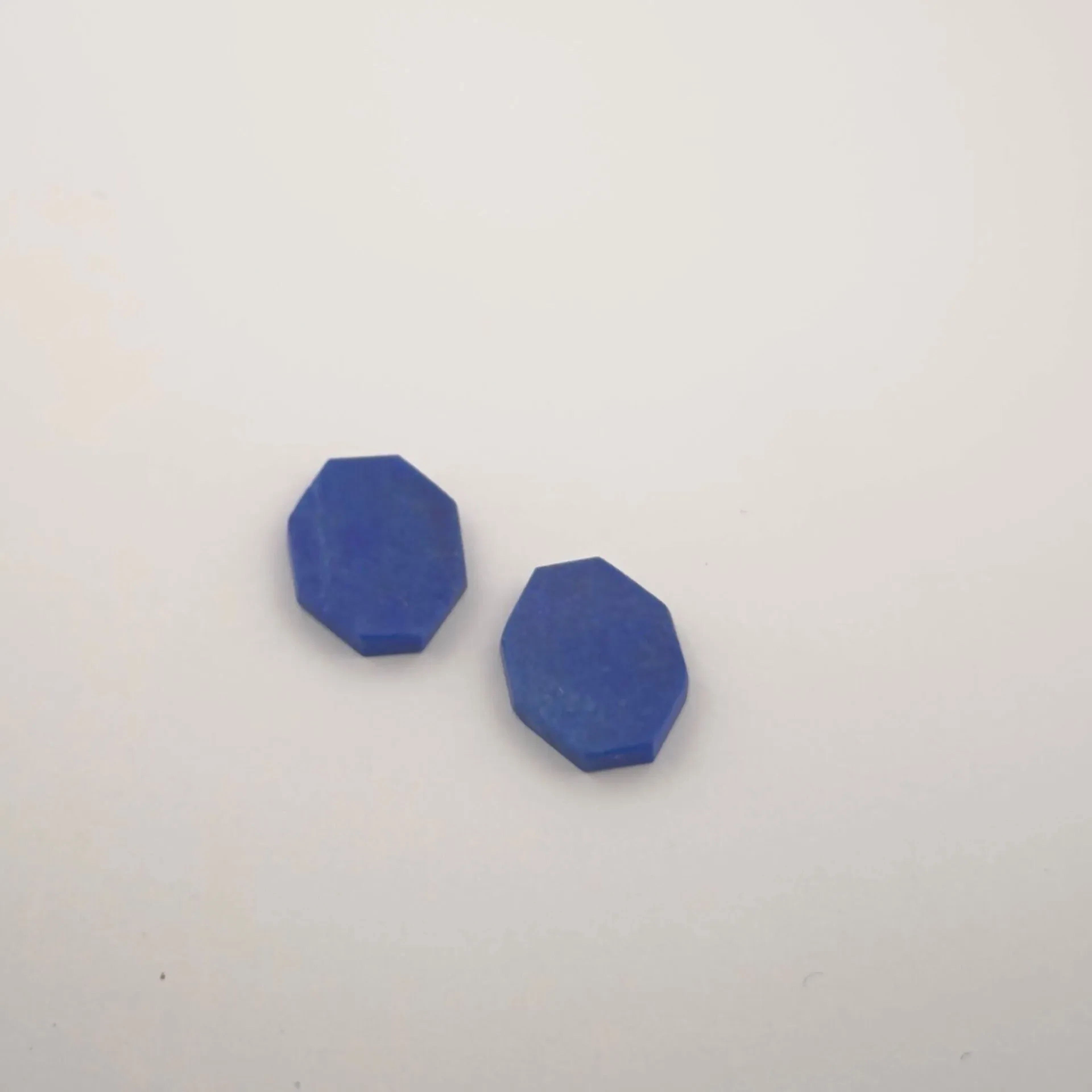Pairing of two octagonal lapis lazuli plaques on paper. Repu - Lot 64