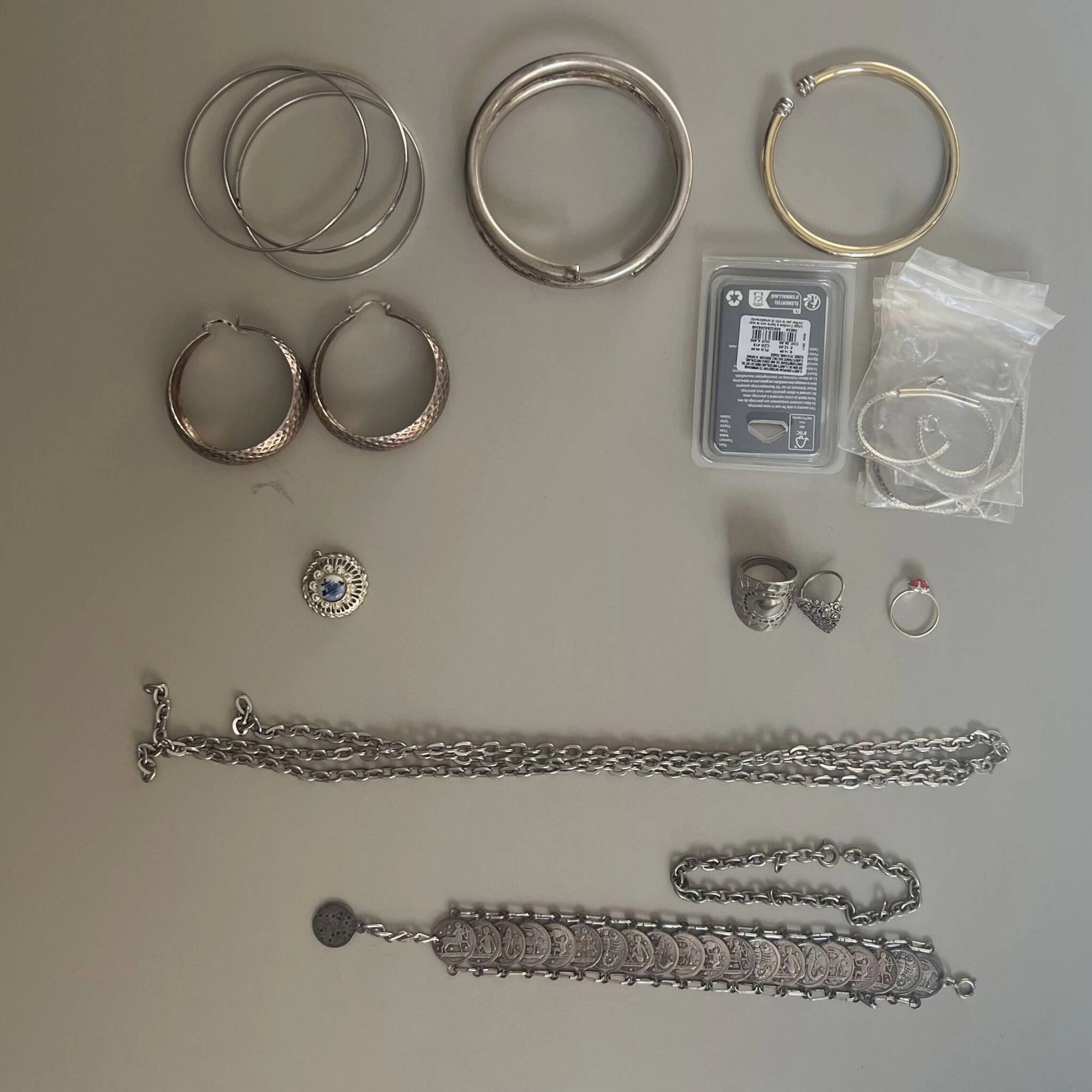 A SET of costume jewelry including bracelets, necklaces, rin - Lot 173