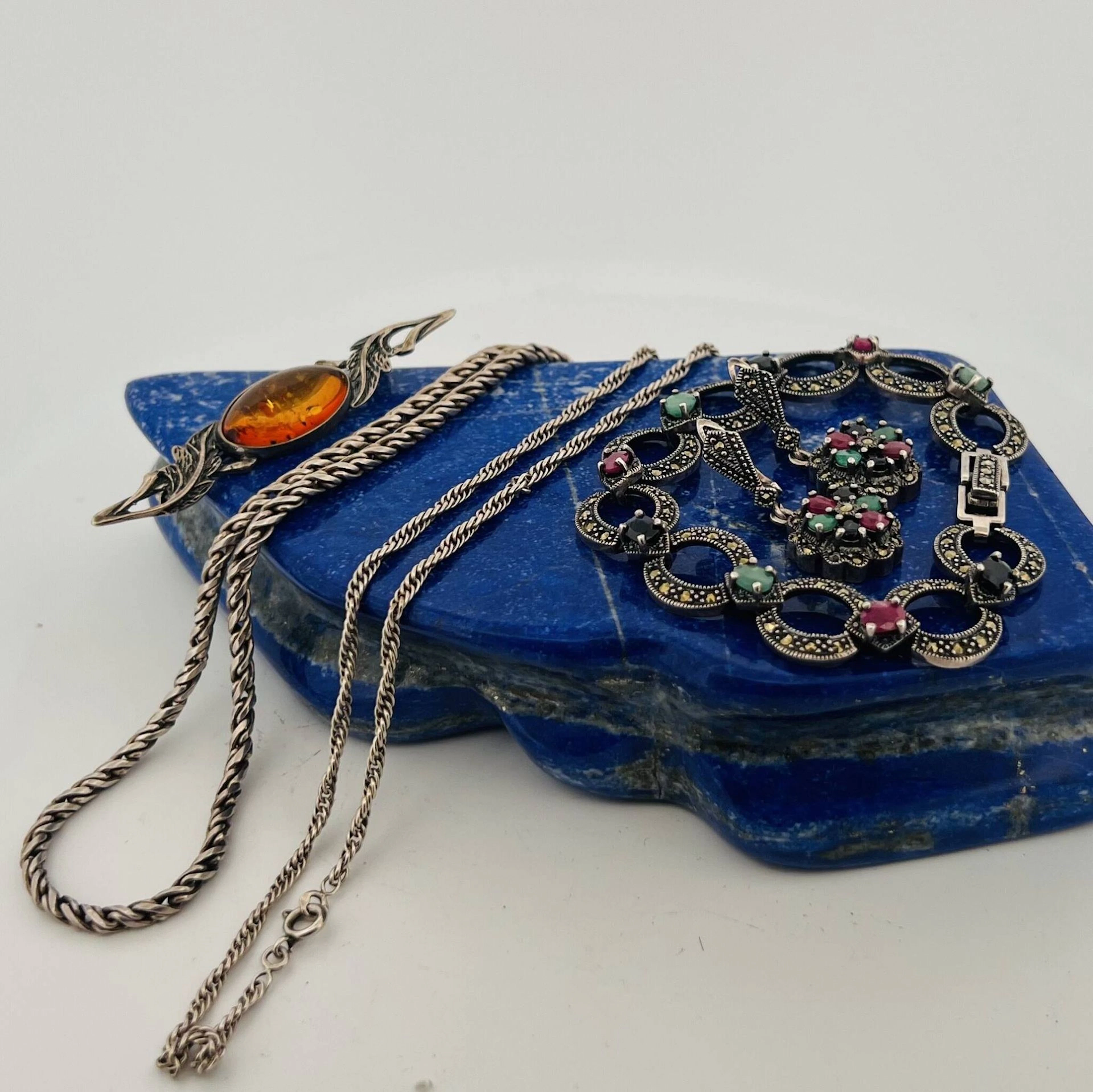 Silver set (min. 800) set with rubies, sapphires, and emeral - Lot 103