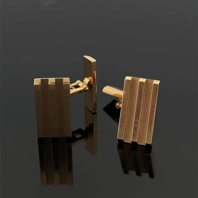 Pair of rectangular, fluted yellow gold (750) cufflinks. Mad - Lot 308