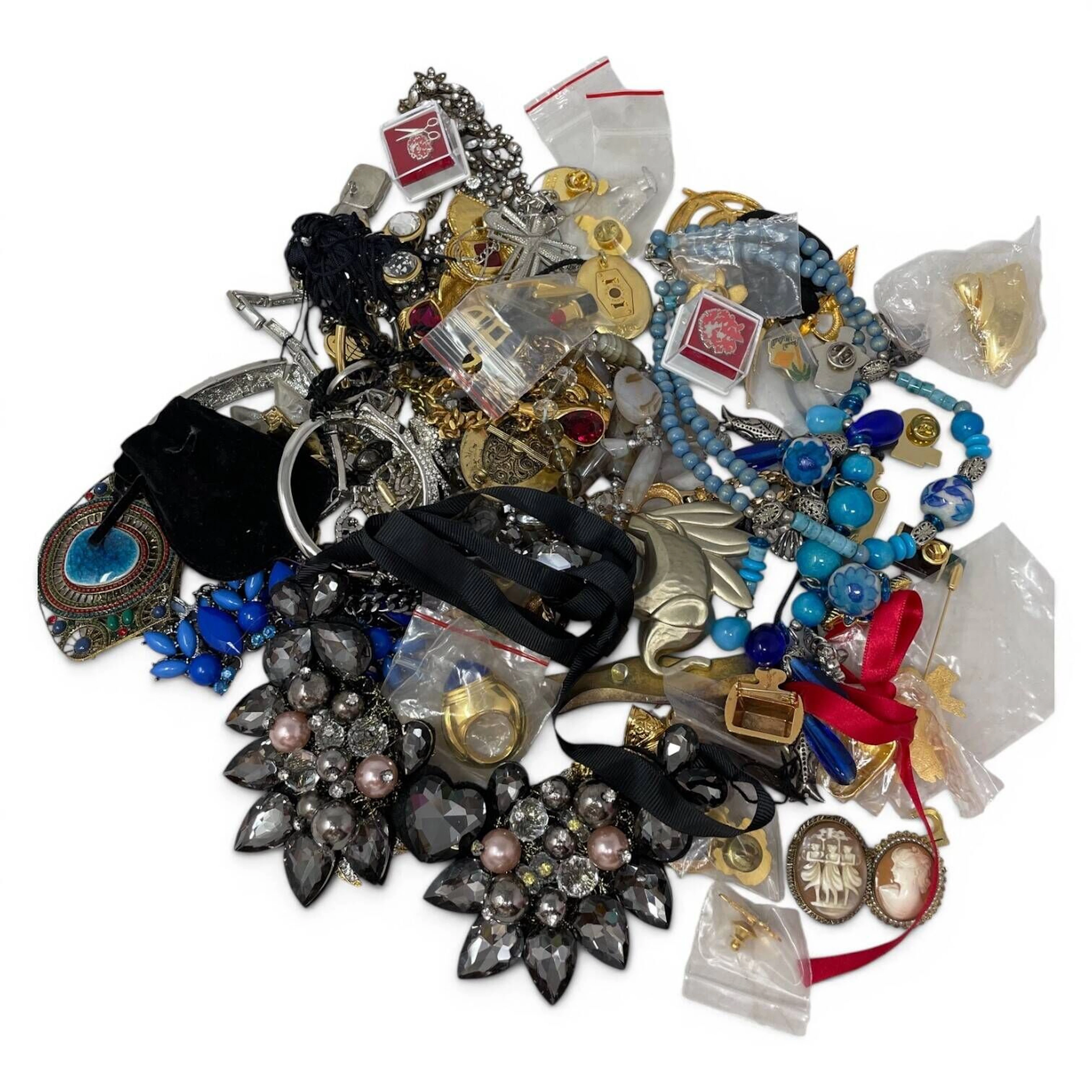 A collection of costume jewelry including pins, brooches, an - Lot 228