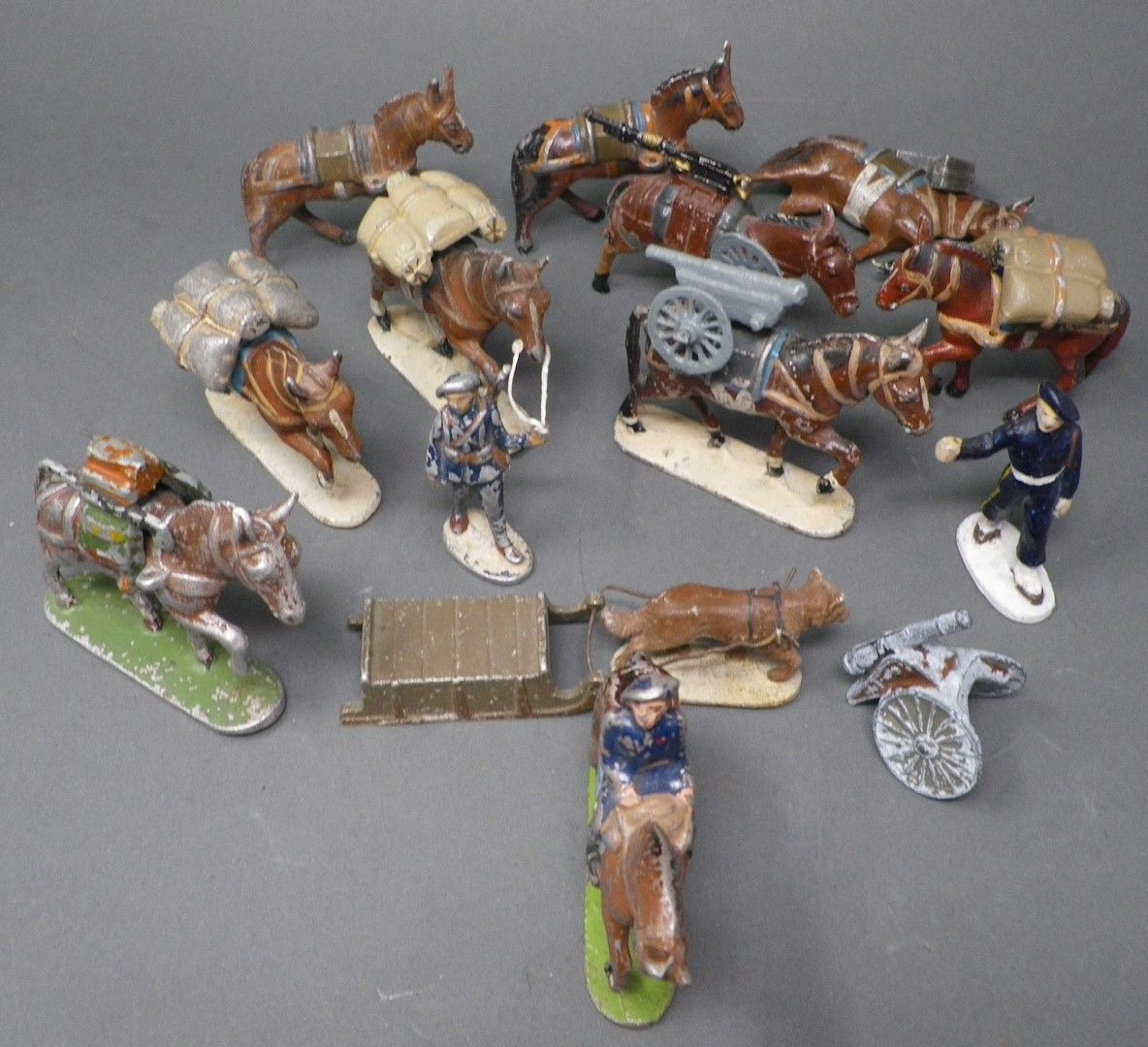 QUIRALU - CHASSEURS ALPINS Figurines dont : - éclaireurs skieurs ; p. 28 - convoi muletier ; p. 30 Bibliographie : Les jouets Quiralu 1933-1964 - R. Alazet - J. Borsarello - H. Giroud - Ed° J. Granchet Paris. Jouets anciens pouvant présenter des manques de peinture, des chocs ou des manques, y compris pour les conditionnements éventuels. Vendus en l'état et sans réclamations.