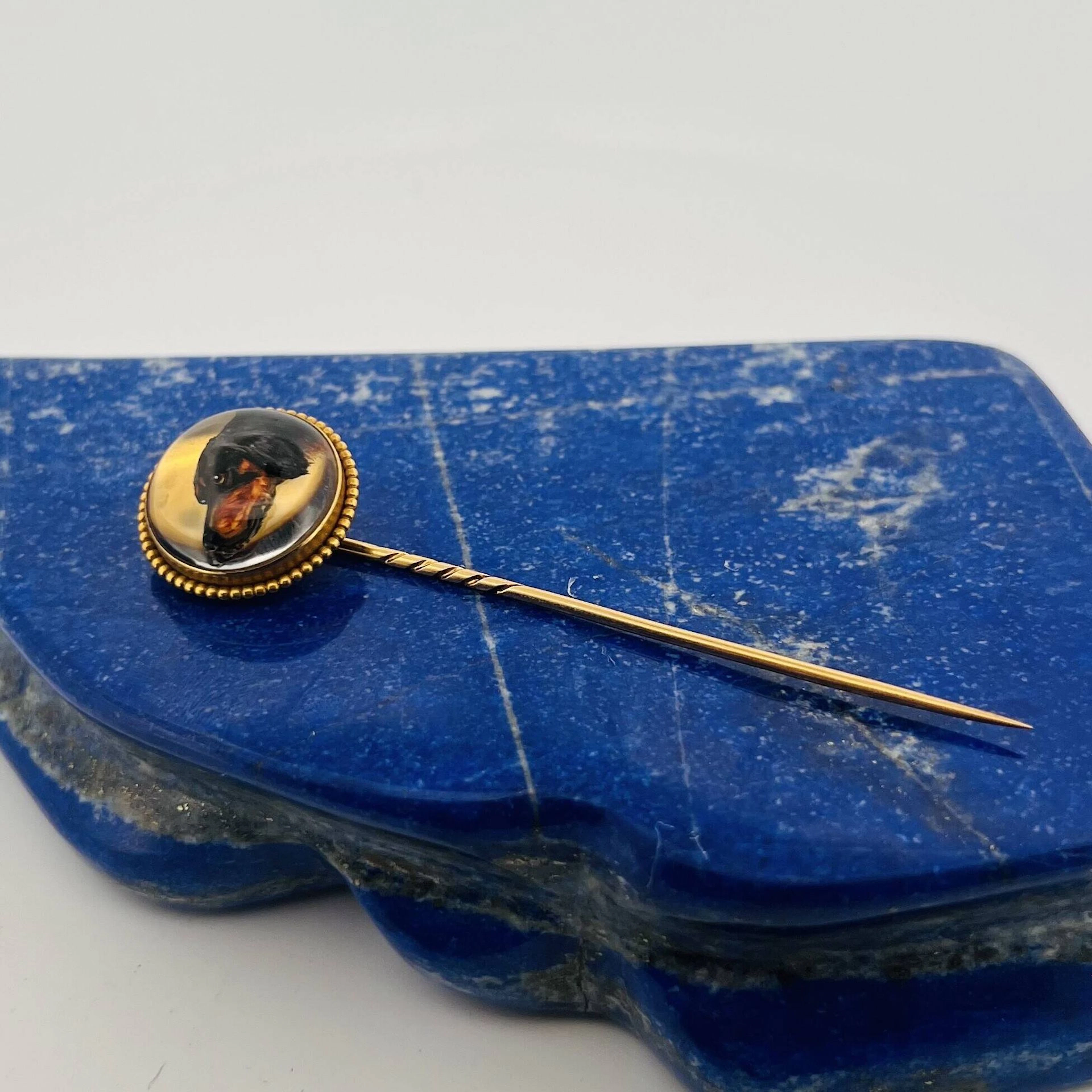 Twisted, beaded yellow gold (750) tie pin, adorned with an E - Lot 106