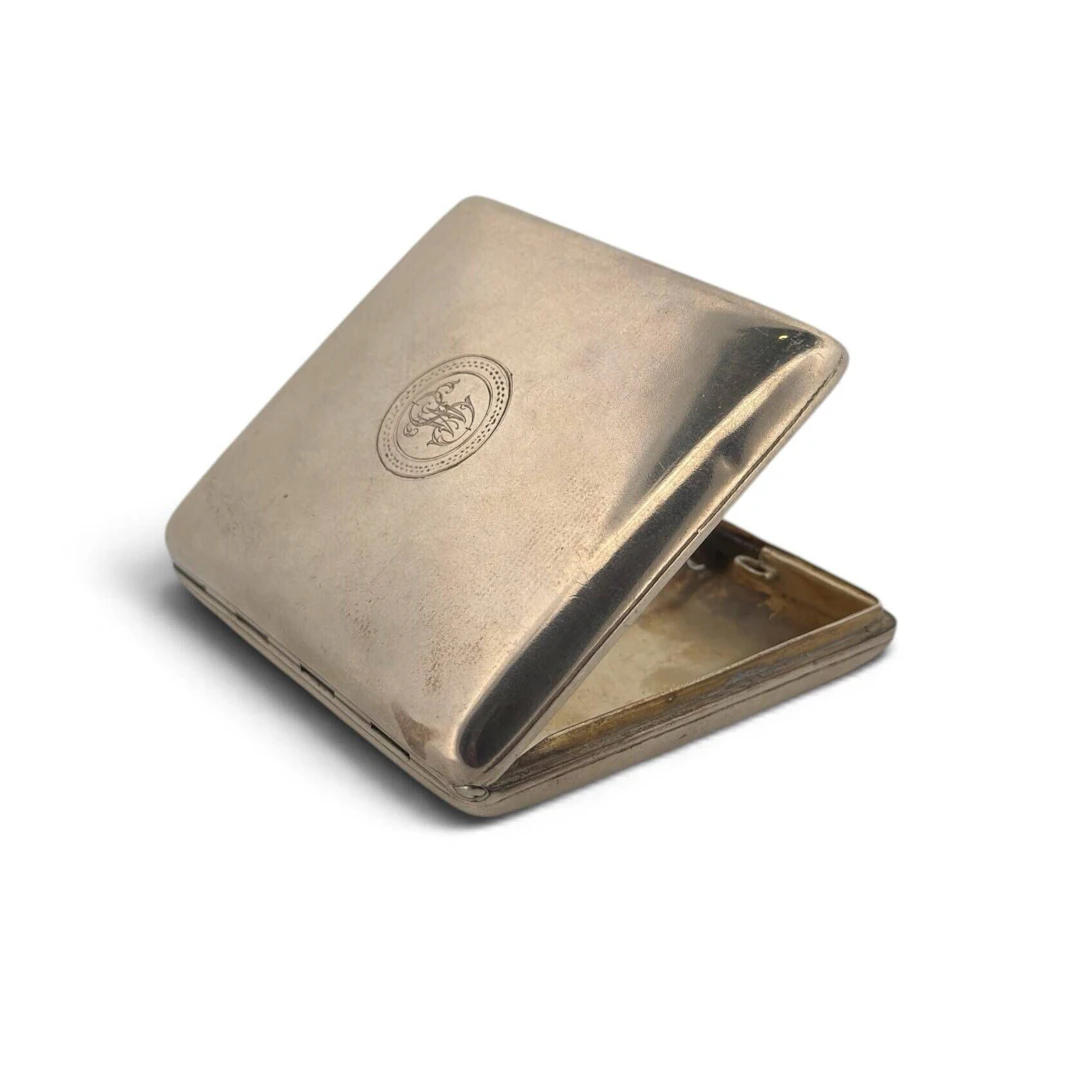 Silver cigarette case (at least 800) with a vermeil interior - Lot 362