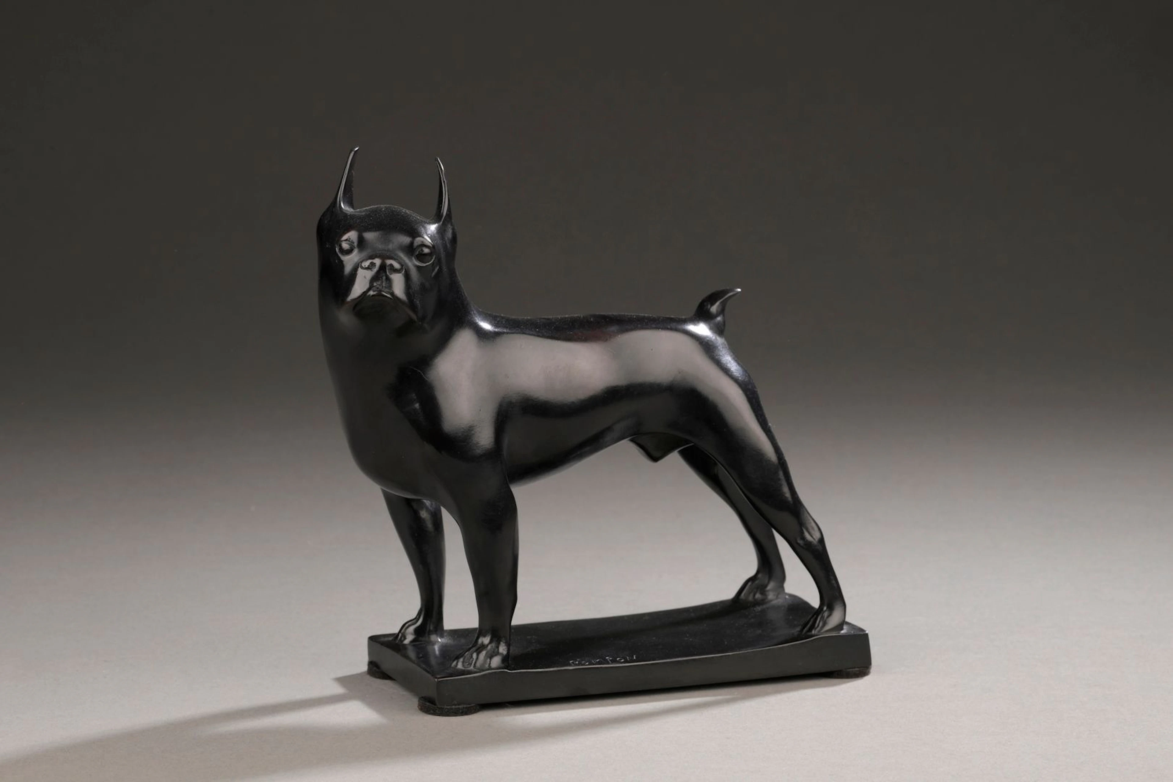 POMPON François, d’après Toy, Boston-terrier bronze à patine brun foncé, n°2/12, fonte d’édition moderne sur la terrasse : POMPON, sur l’arrière de la terrasse : un cachet CIRE PERDUE VALSUANI Ht. : 18 cm - Lg. : 19 cm BIBLIOGRAPHIE : Catherine Chevillot, Liliane Colas, Anne Pingeot, François Pompon, édition Gallimard/Electa/RMN, 1994, à rapprocher du modèle décrit sous n°33 p.187 d’après l’exemplaire en petite taille.