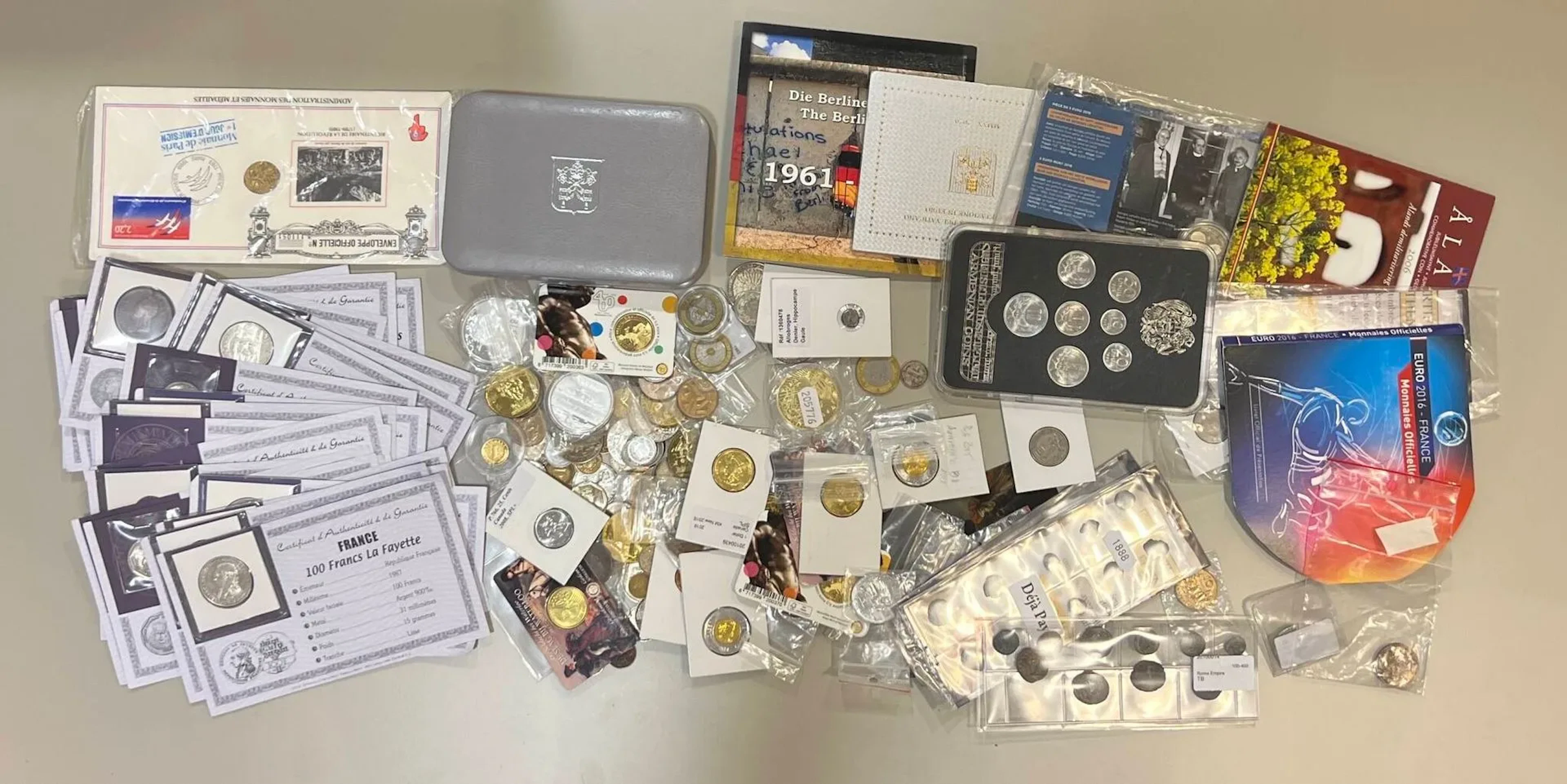 Assortment of coins, including: - Lot 19