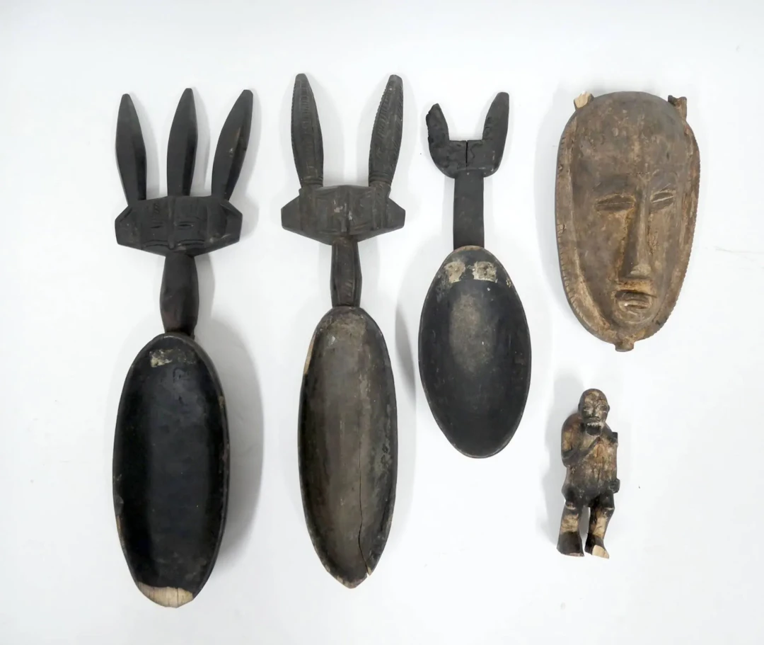 Set of wooden African souvenirs - Lot 112