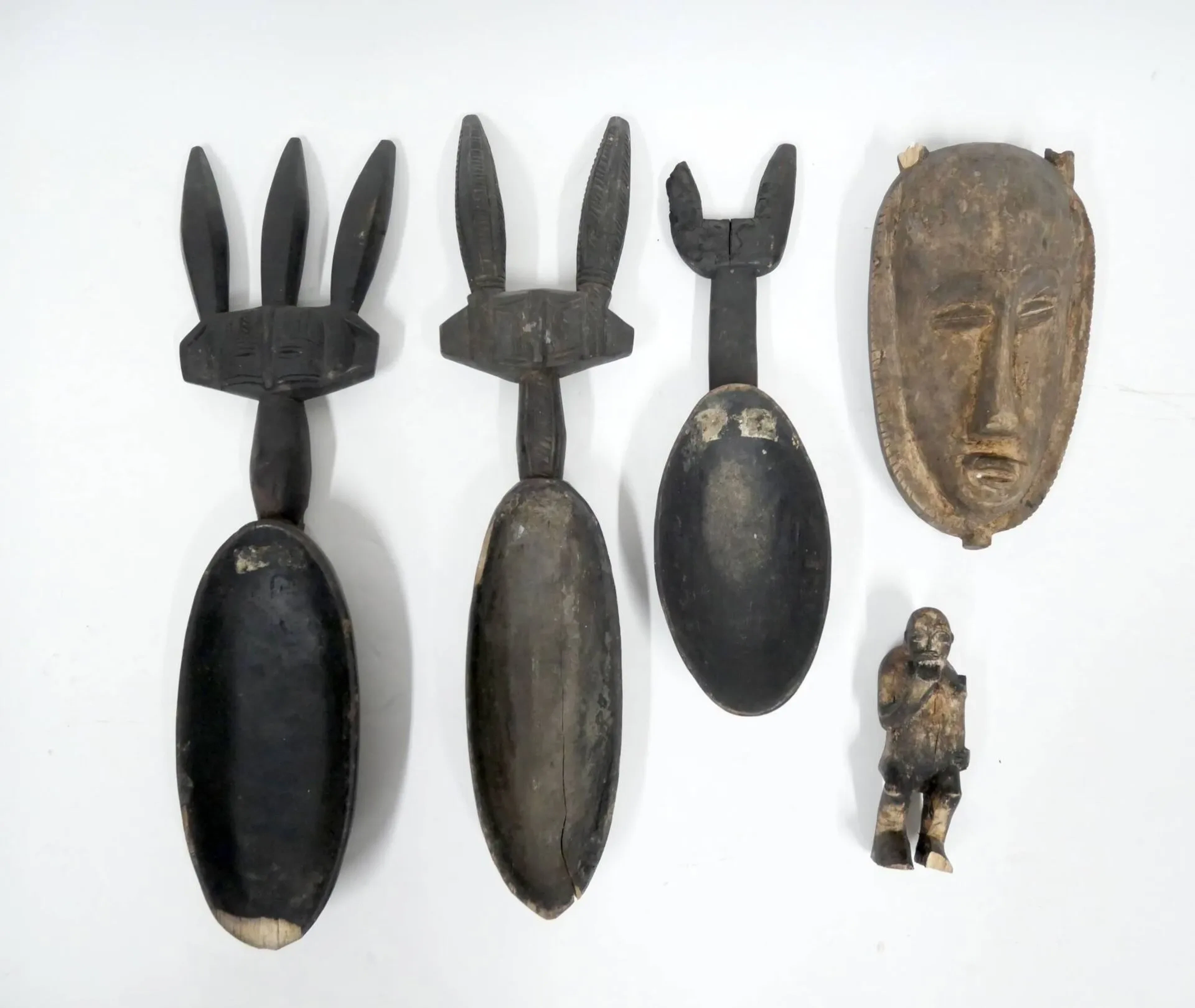 Set of wooden African souvenirs - Lot 112