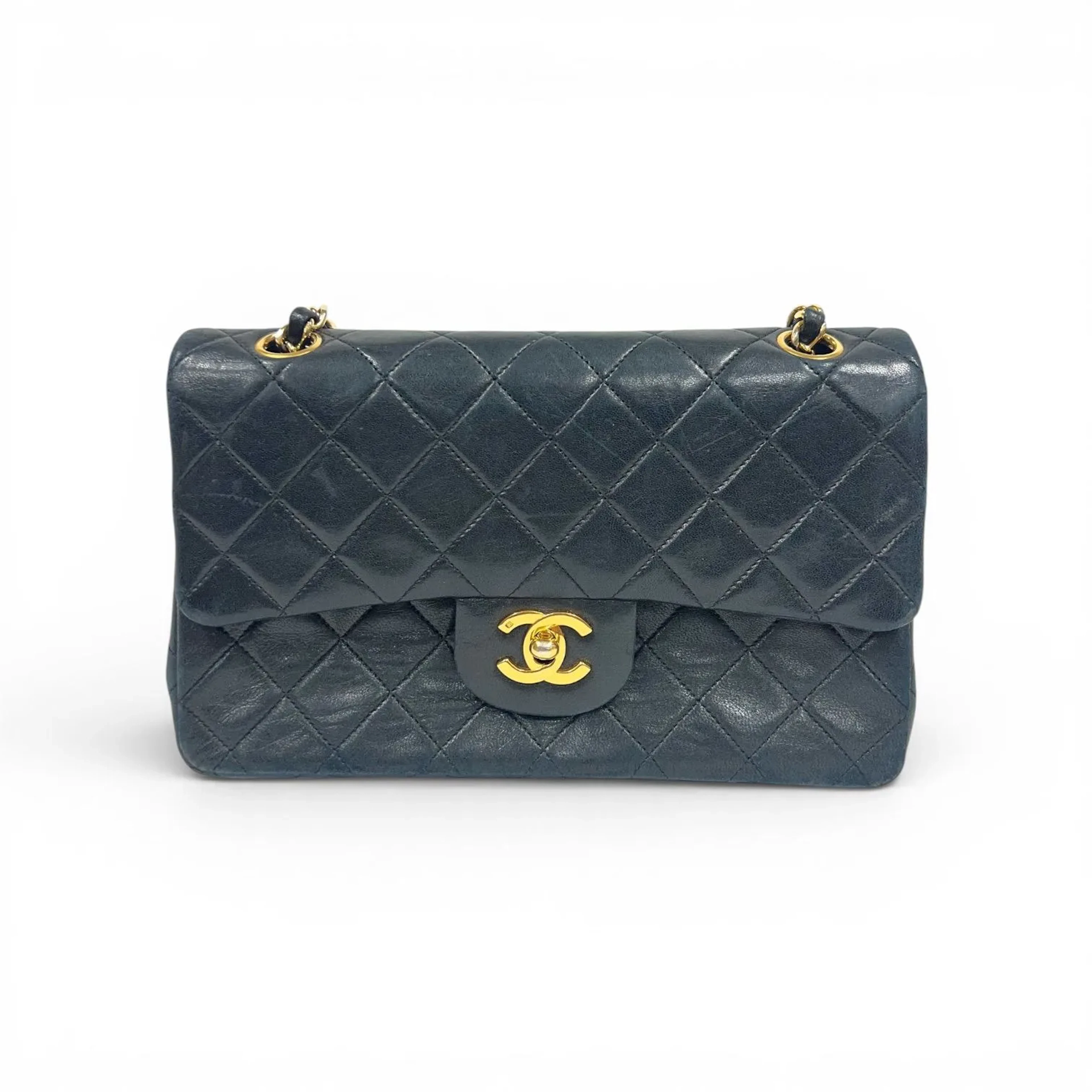 CHANEL Sac classique à double rabat 23 cm en agneau matelassé bleu nuit Doublure en agneau bordeaux Bijouterie en métal plaqué or, bandoulière transformable Fermeture par bouton pivotant État d’usage, usures et frottements d’usage, étiquette et carte d’authenticité Circa 1991
