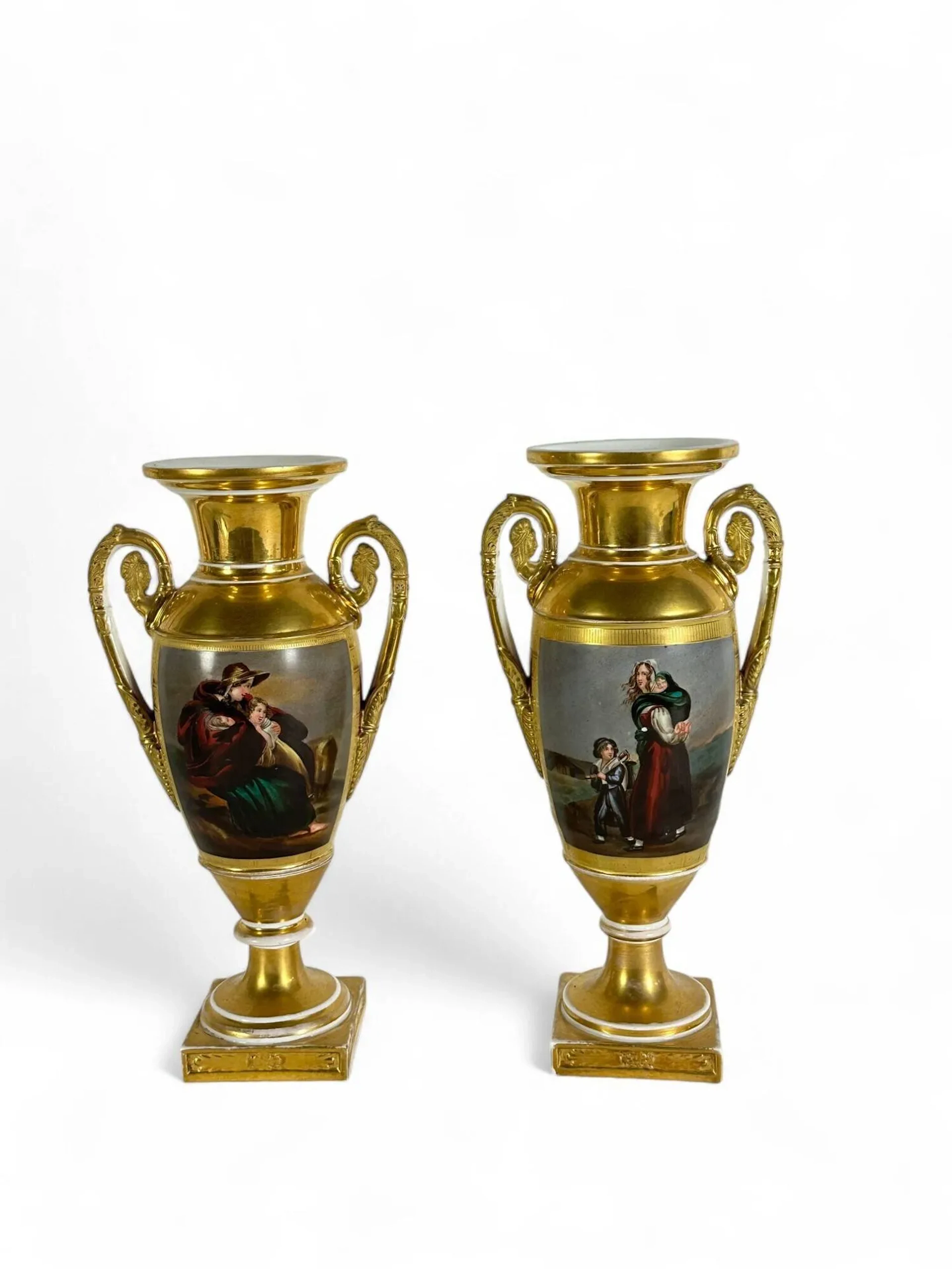 Paire de vases Médicis en porcelaine de Paris à décor de scènes familiales Travail du XIXe siècle H : 33 cm