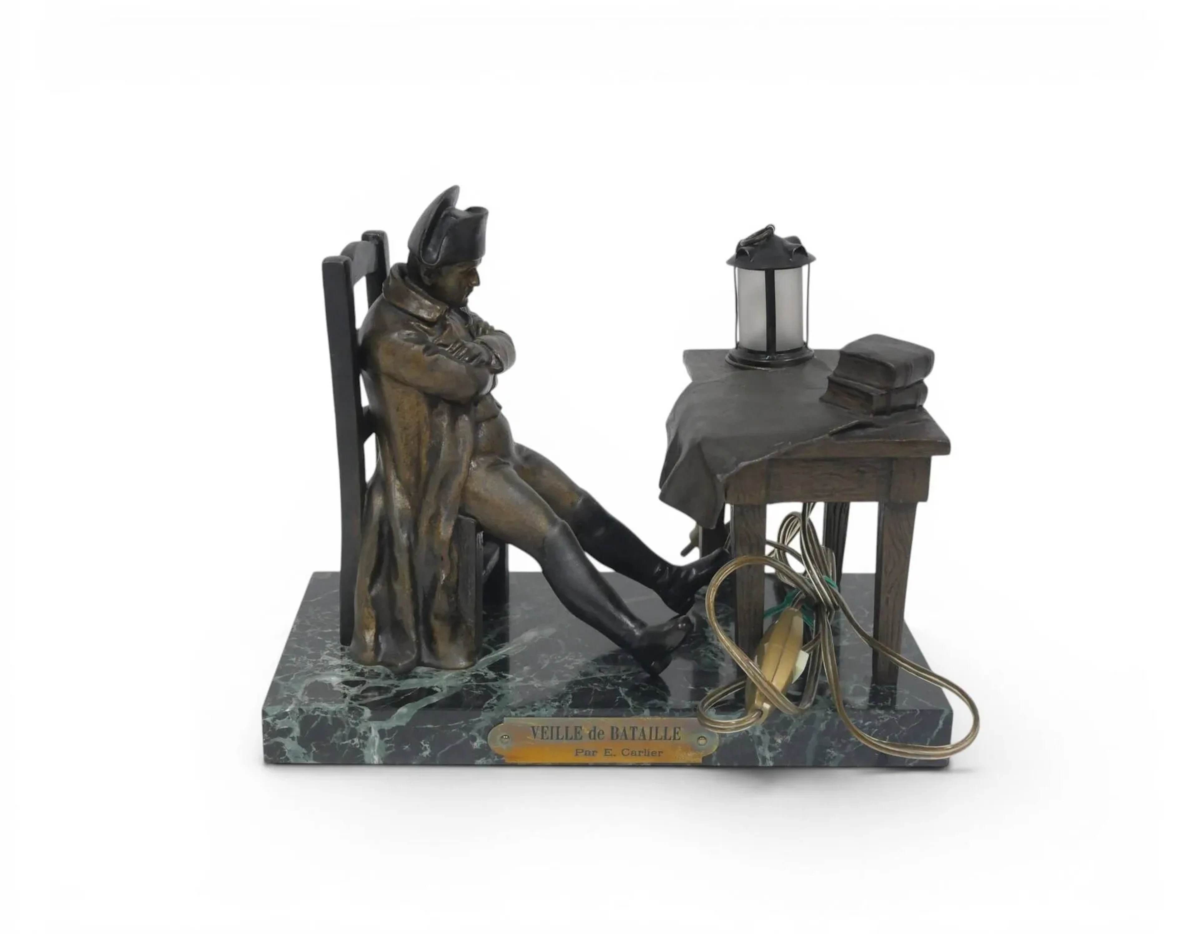 CARLIER Émile (1849-1927) Veille de bataille, d'après Auguste Raffet, veilleuse en régule figurant Napoléon Bonaparte assis devant une table, une carte et une lanterne posée sur son plateau. Socle en marbre verde. Base 26 x 14 cm - Verre de la lanterne accidenté.
