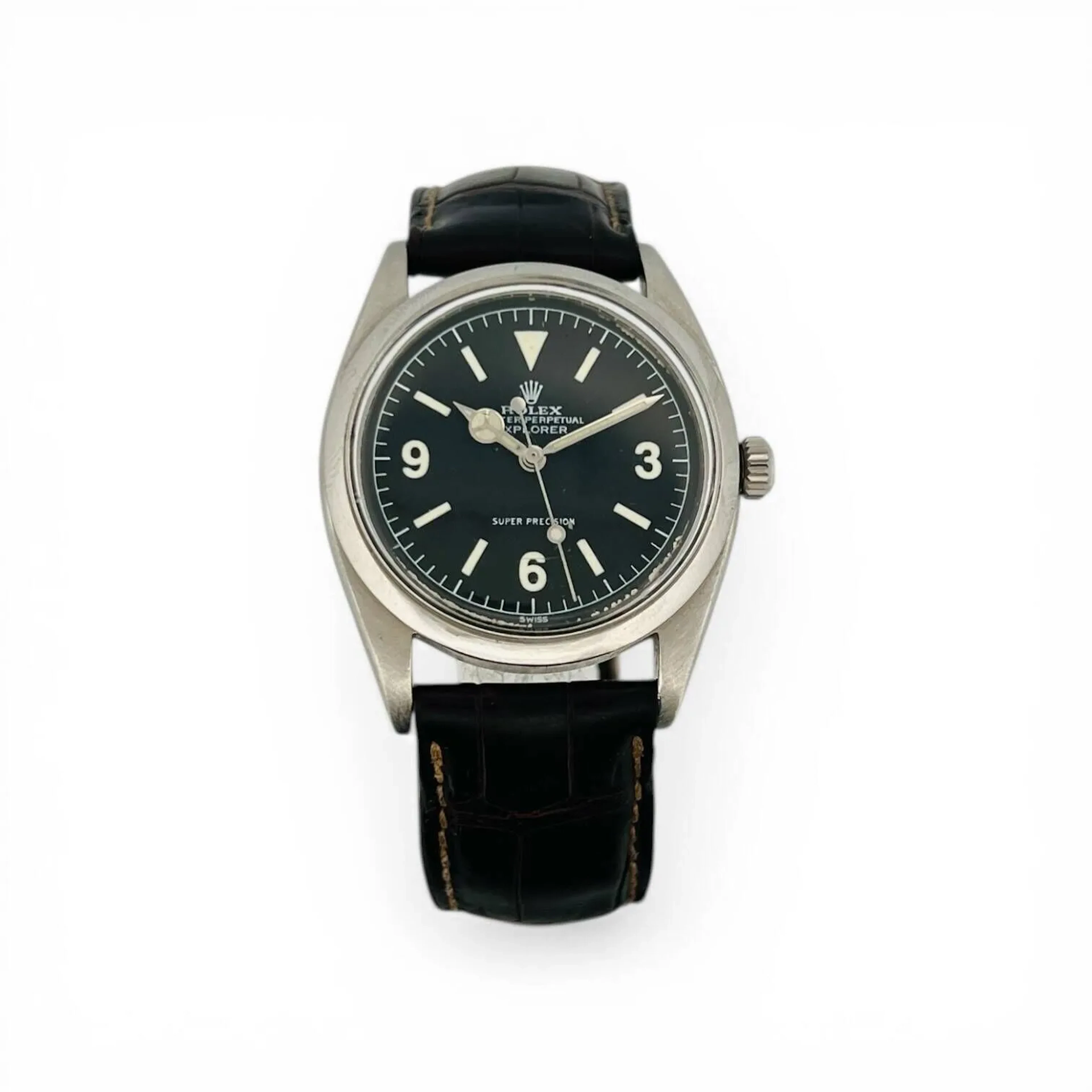 ROLEX OYSTER PERPETUAL EXPLORER Montre-bracelet en acier, cadran noir mat, index peints avec matière luminescente, aiguilles « Mercedes» argentées. Boitier référence 5504 et numéroté 373190 entre les cornes. Fond de boitier vissé en acier à l’intérieur signé Rolex, référence 5504 et gravure calendaire II. 1958. Mouvement mécanique à remontage automatique Rolex calibre 1530. Bracelet en cuir marron, boucle ardillon en métal. Montre fonctionnelle lors de l’expertise, sans garantie de fonctionnement futur et d’état des pièces. Rayures au boitier, cadran intégralement restauré, boucle non originale. Vers 1958 Diamètre 34 mm