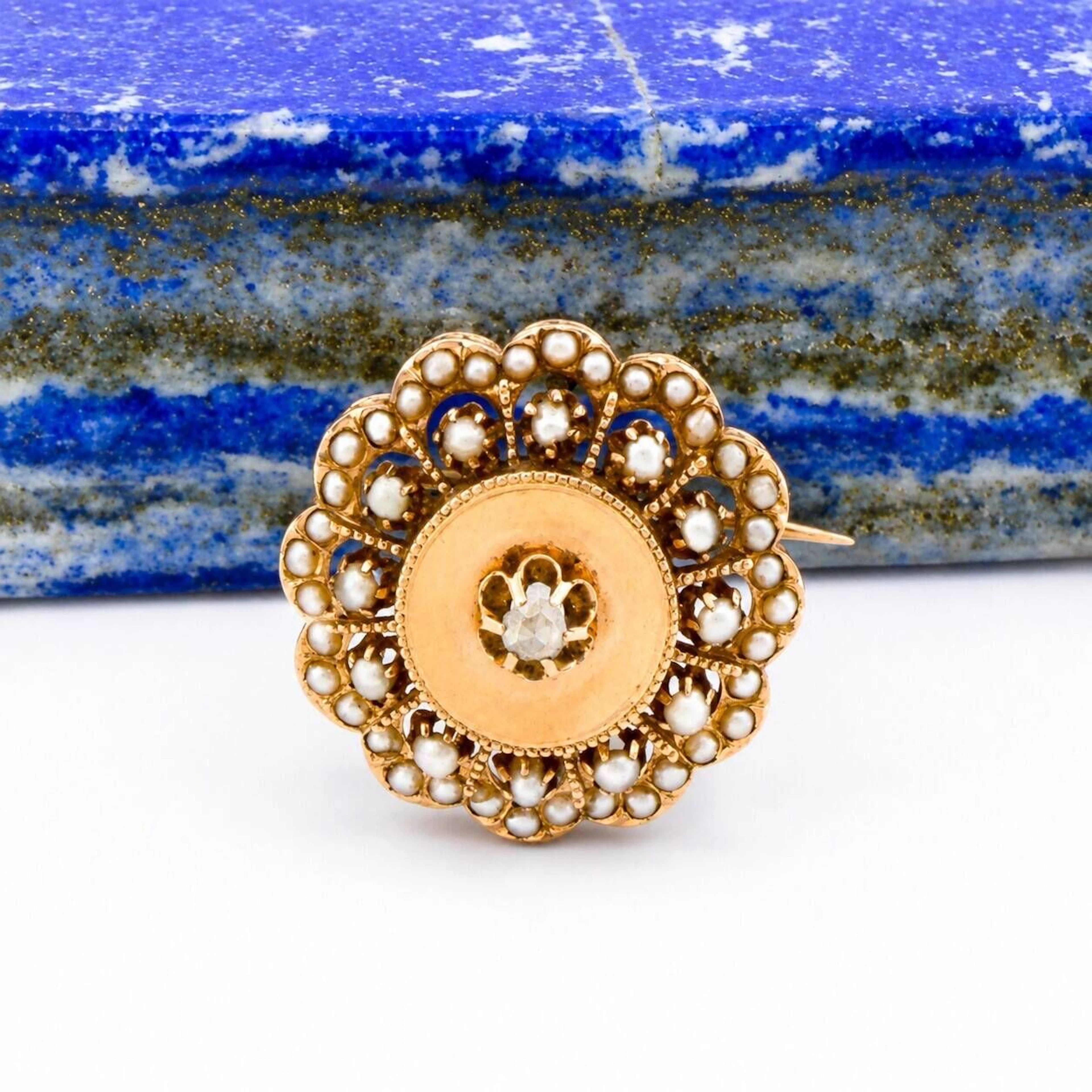 Openwork, beaded rose-shaped brooch in rose gold (750), ador - Lot 74