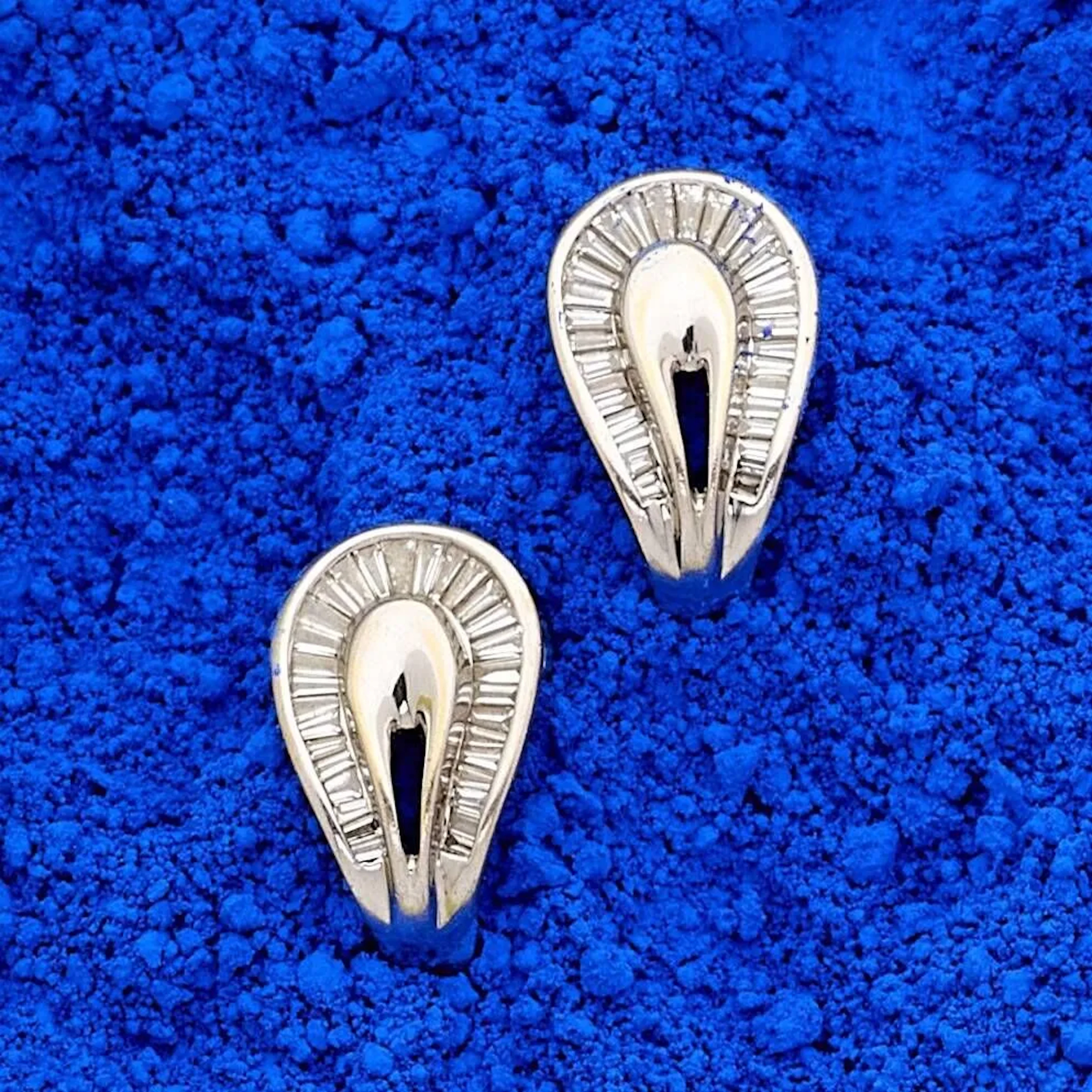Pair of rhodium-plated 18k (750th) gold earrings, stylizing - Lot 144