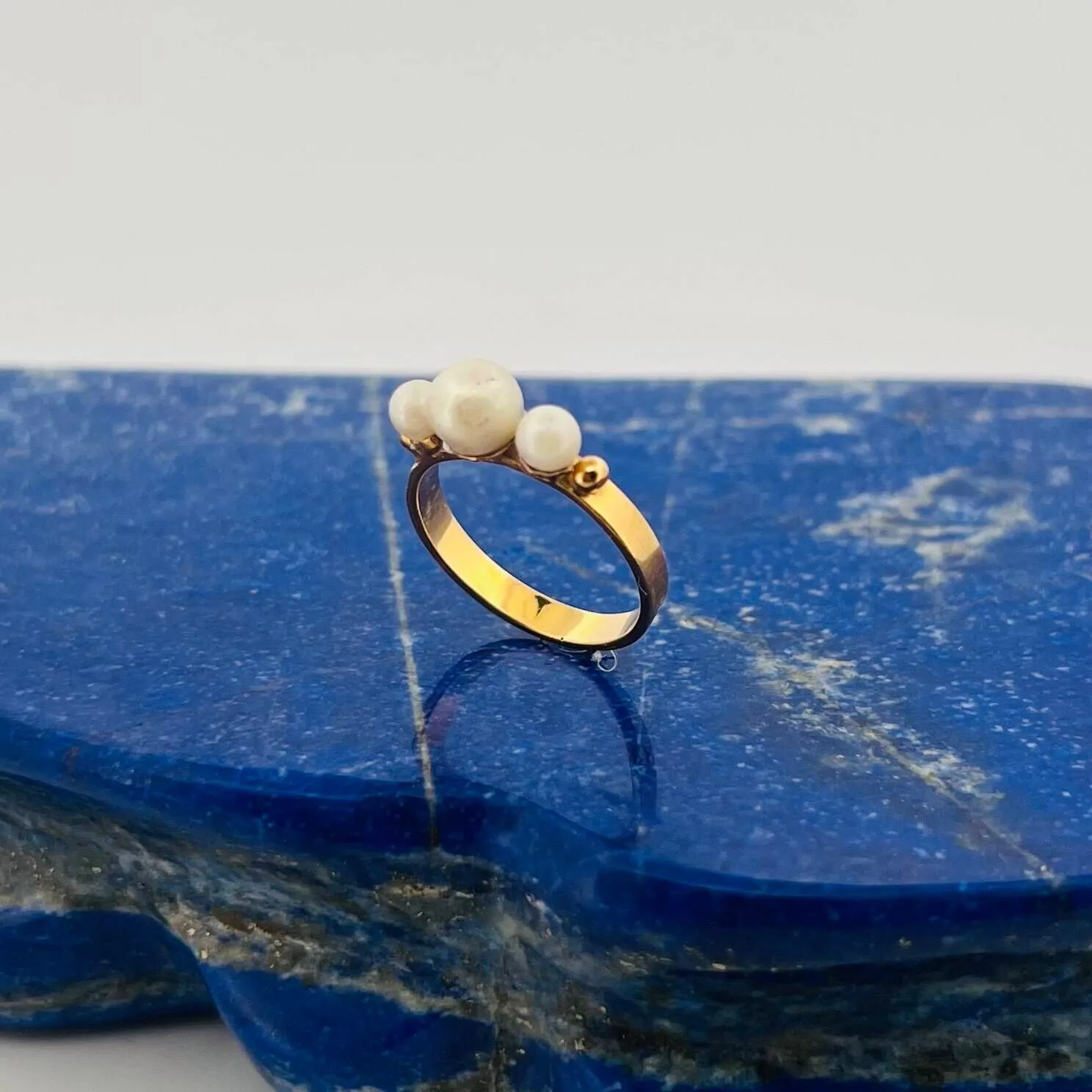 "Trilogy" ring in yellow gold (750) set with three cultured - Lot 319